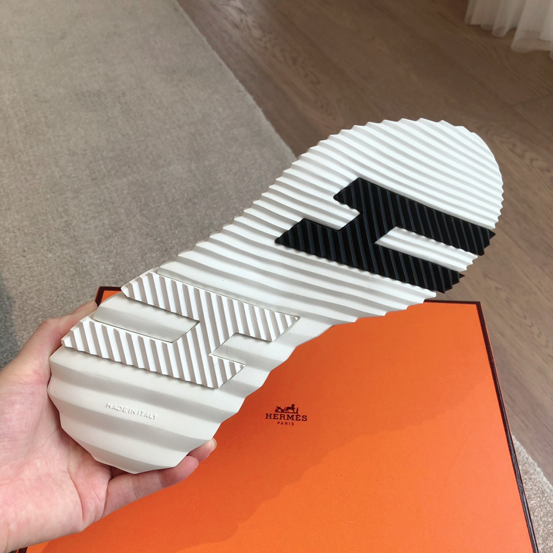 ua H**mes bouncing sneaker