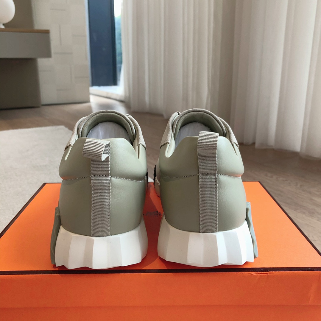 ua H**mes bouncing sneaker