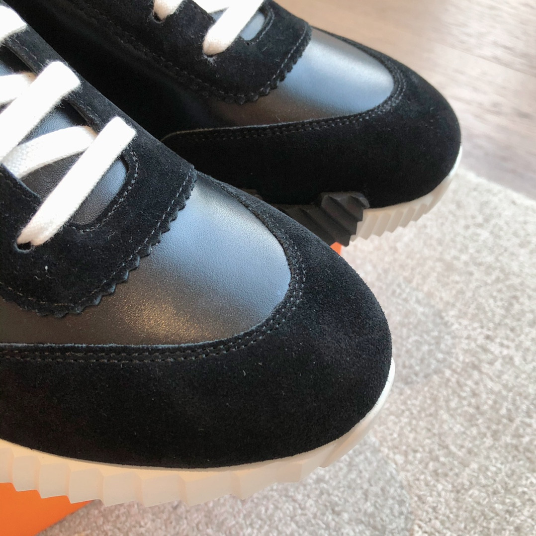 ua H**mes bouncing sneaker