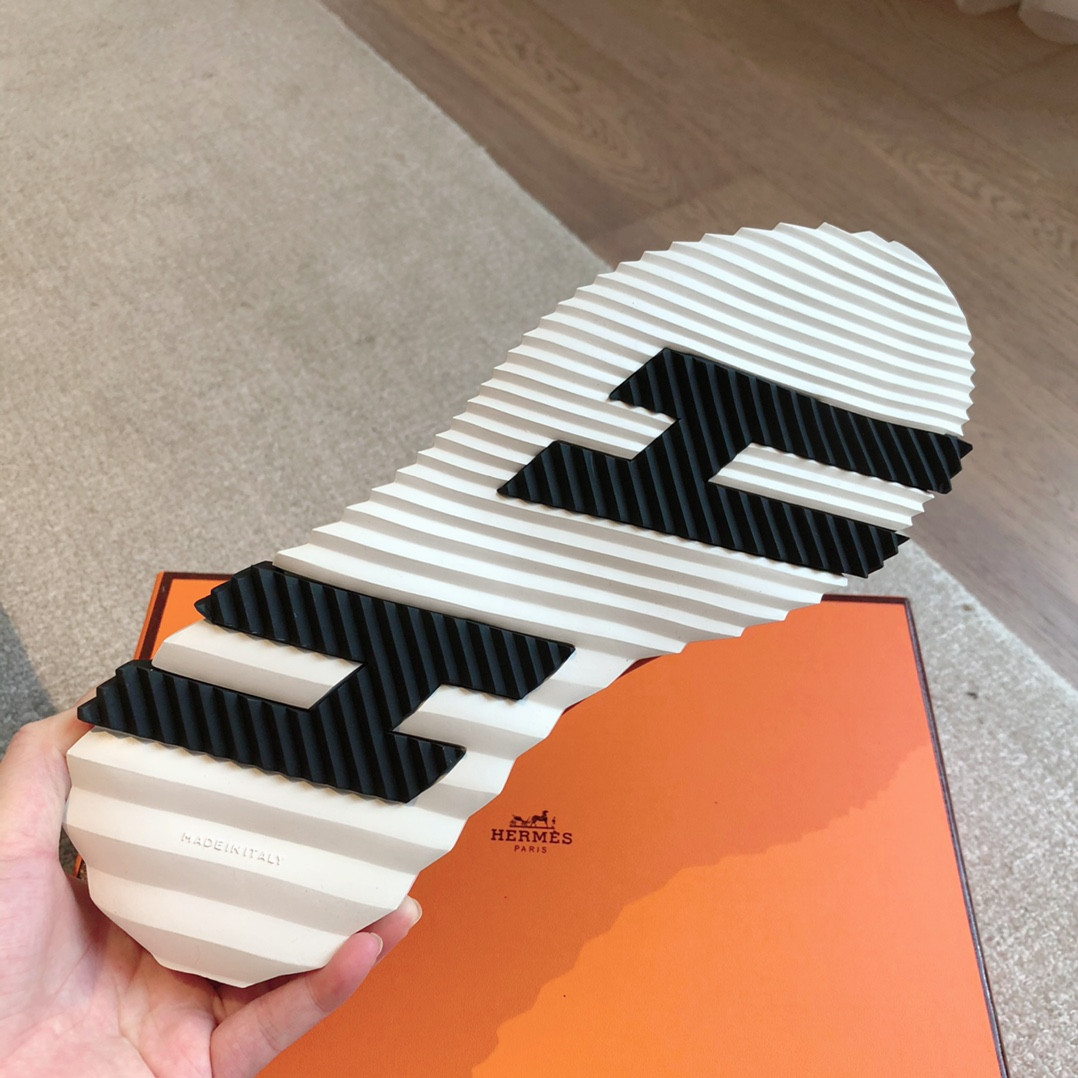 ua H**mes bouncing sneaker