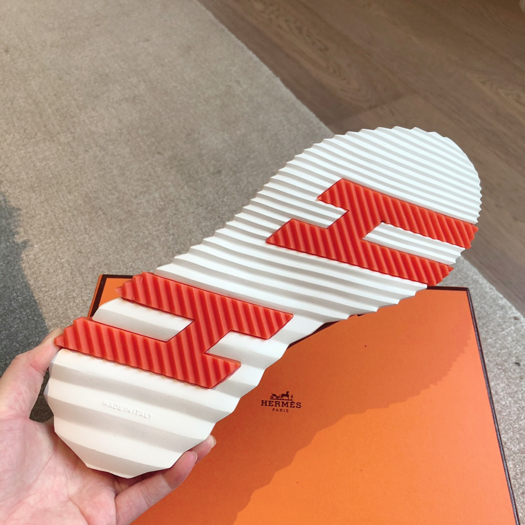 ua H**mes bouncing sneaker