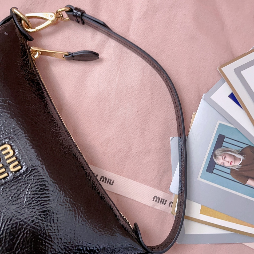 M1v M1v naplak patent leather pouch 14x18.5x10cm