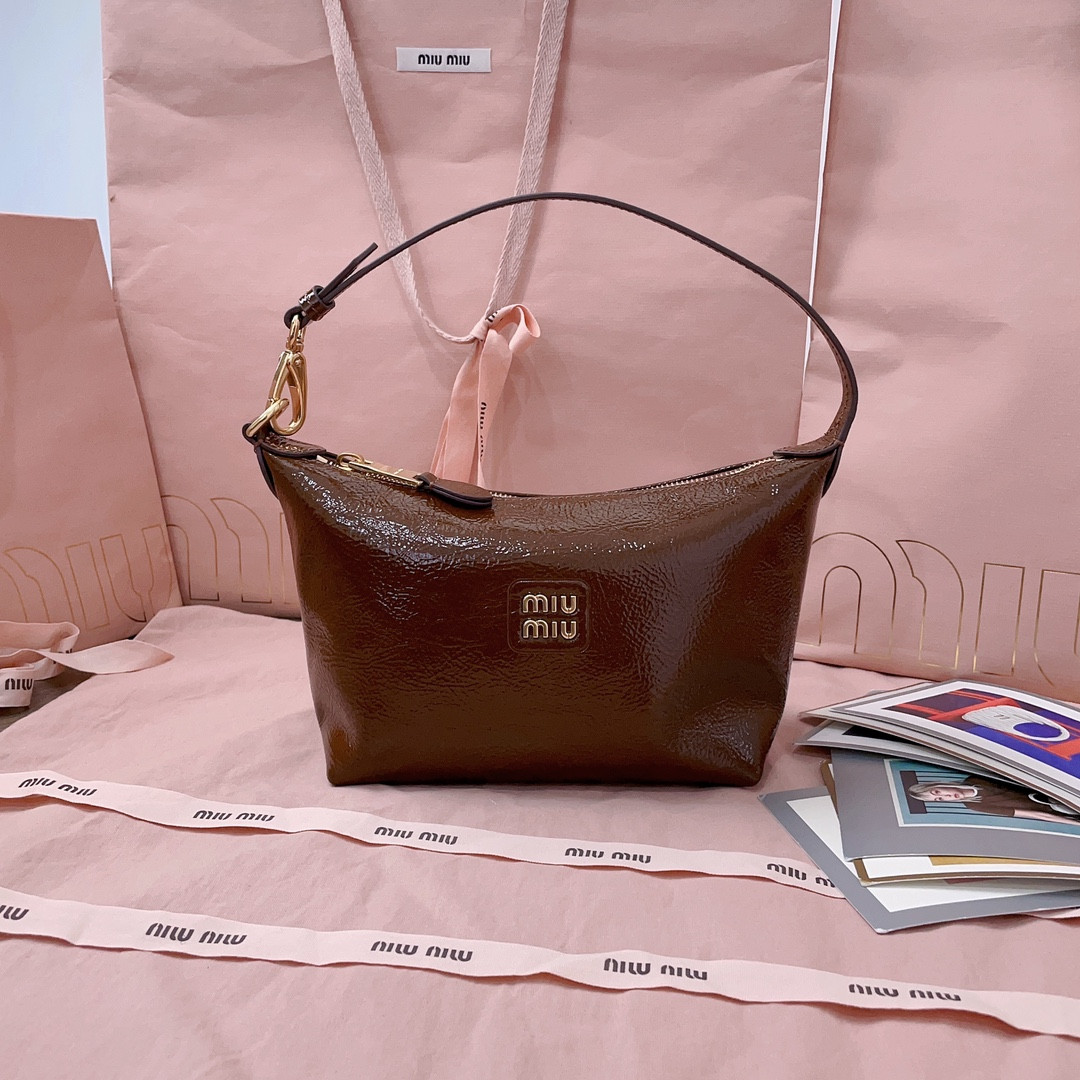 M1v M1v naplak patent leather pouch 14x18.5x10cm