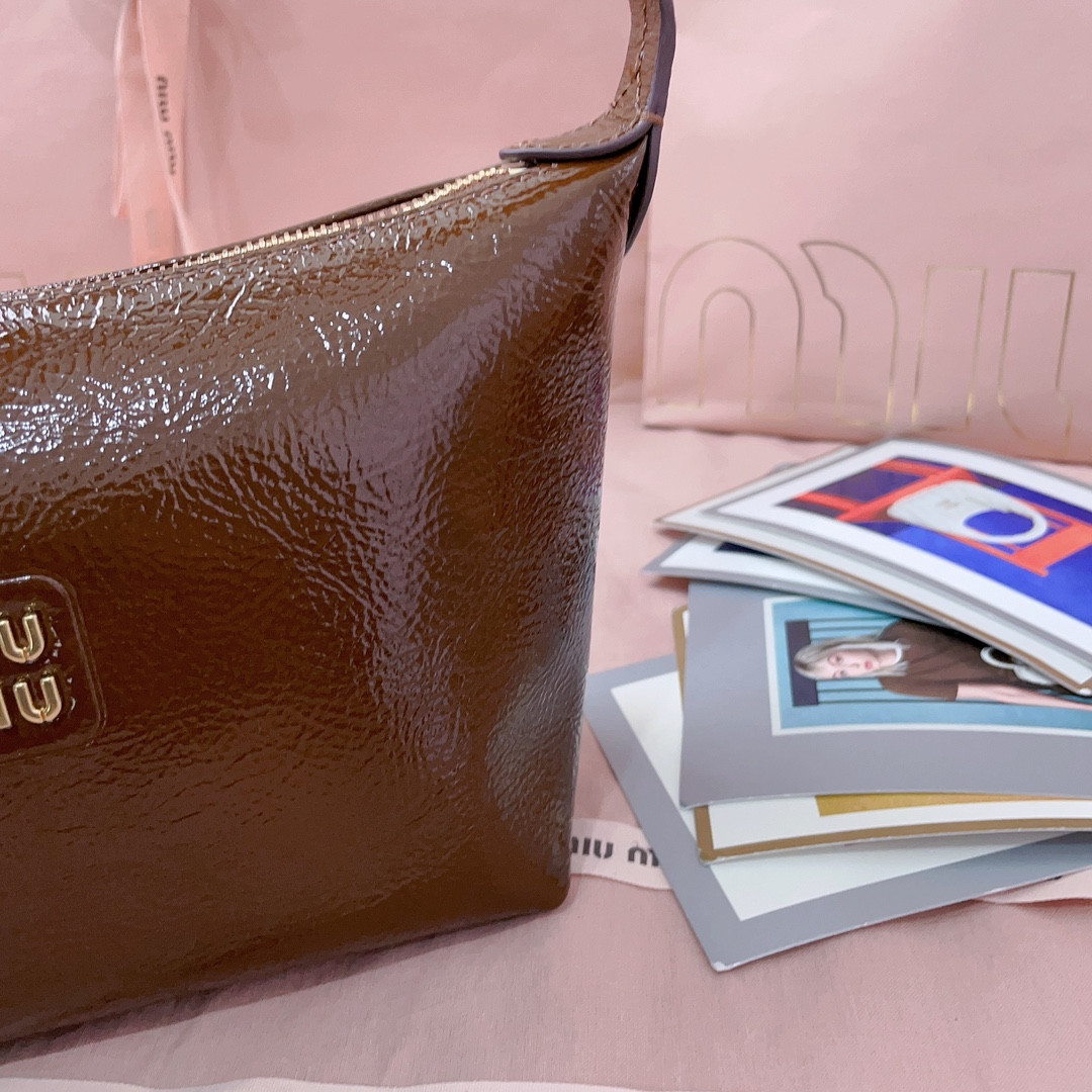 M1v M1v naplak patent leather pouch 14x18.5x10cm