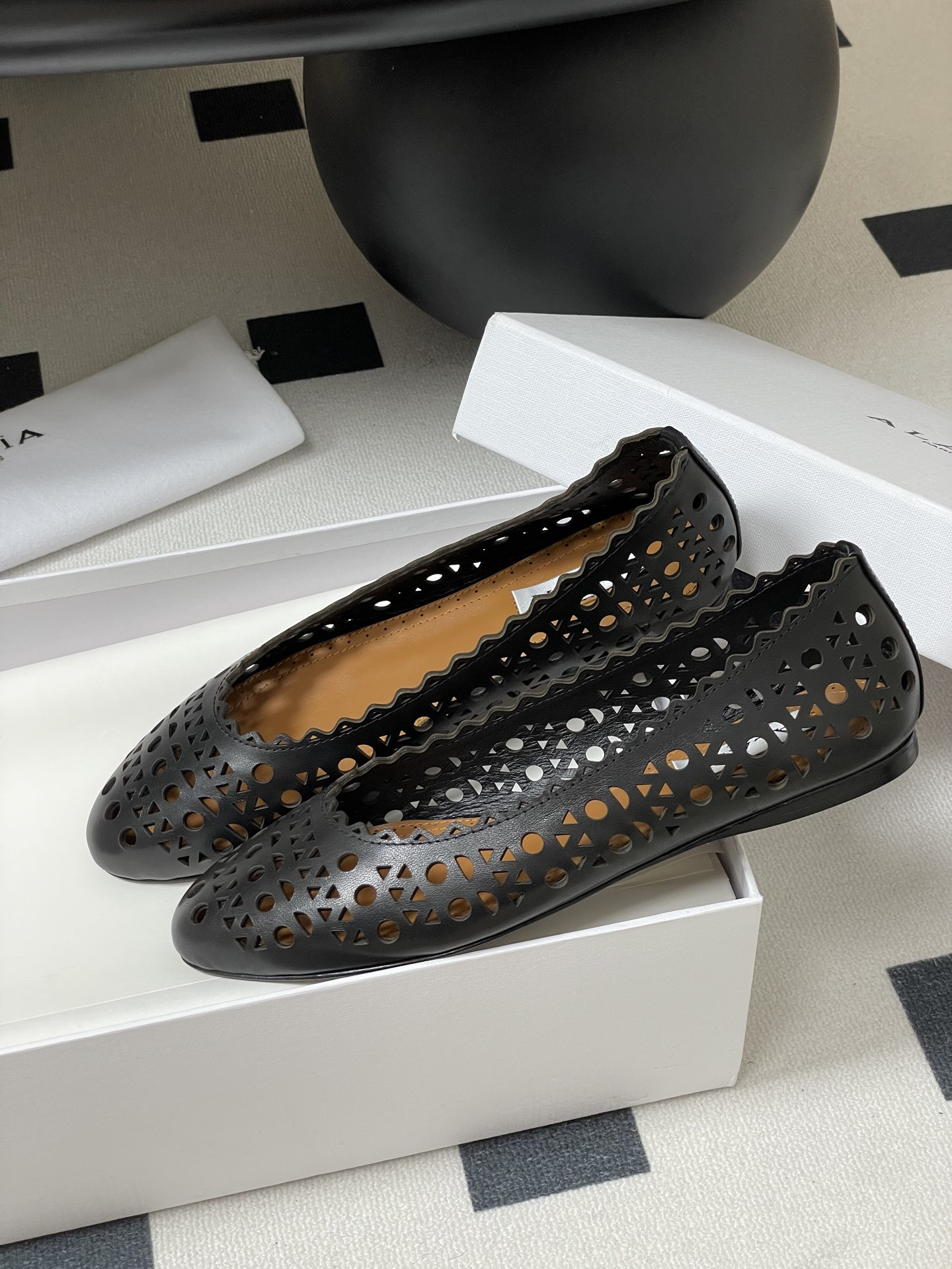 ua alaïa laser-cut leather ballet flats(cusT0mized size 7-10 days production time)