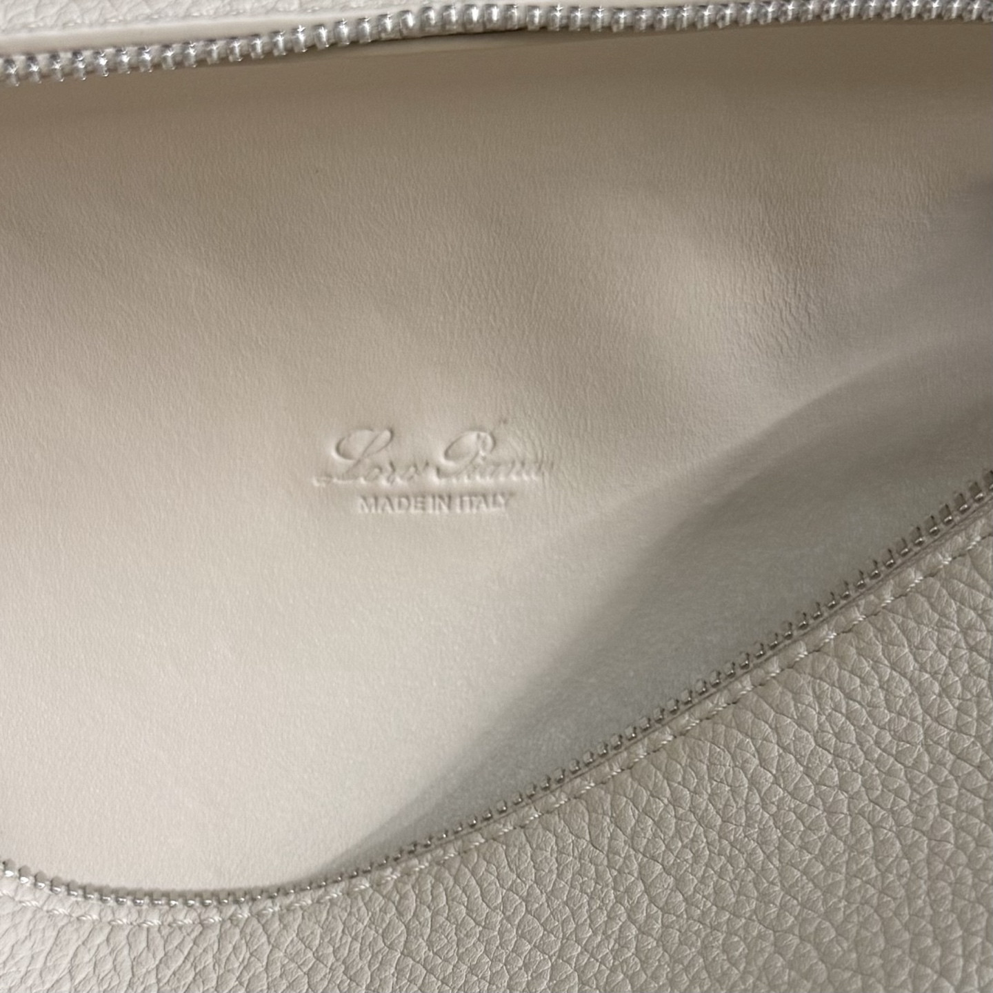 L**o p*ana extra pocket l19 grained calfskin 11 x 19 x 6.5 cm
