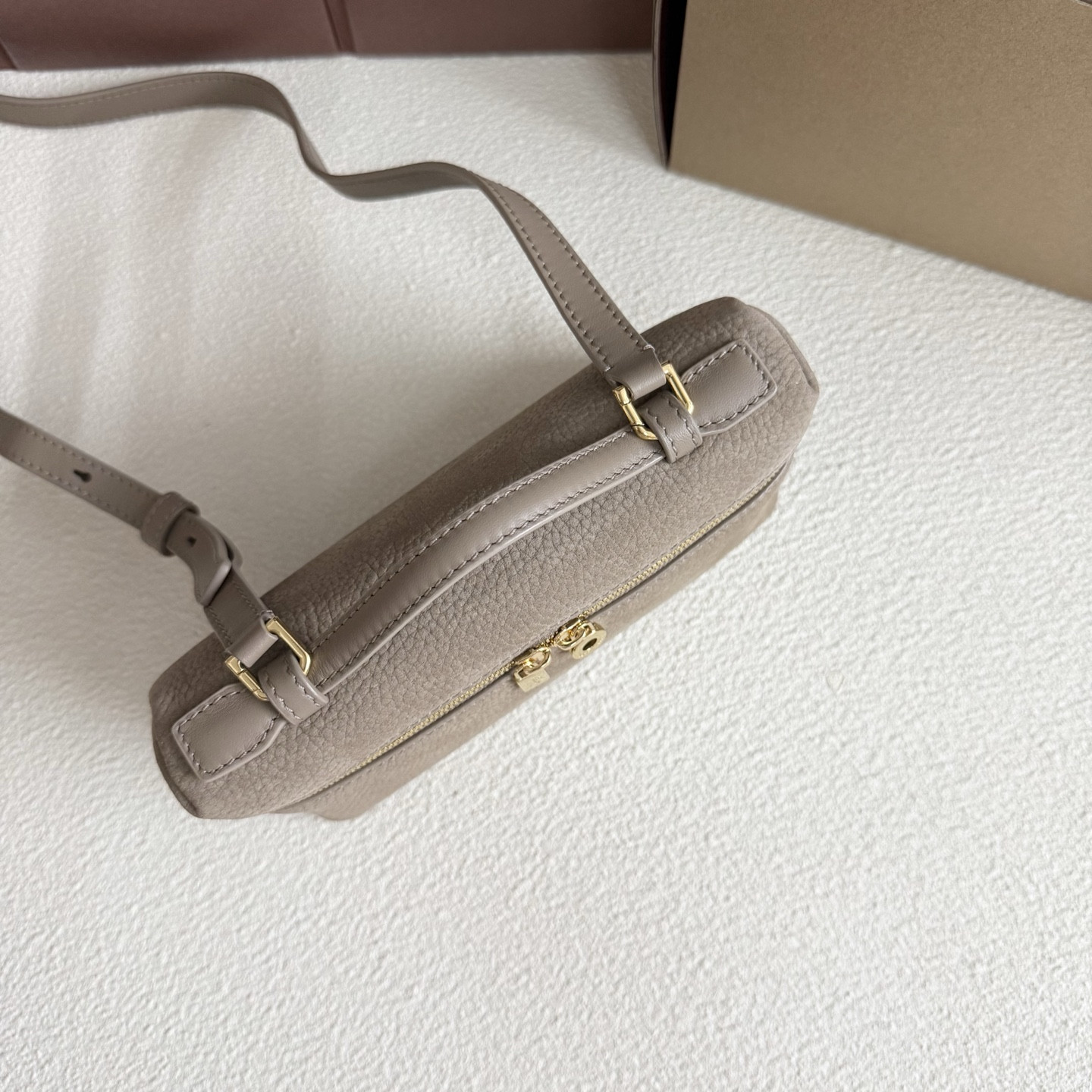 L**o p*ana extra pocket l19 grained calfskin 11 x 19 x 6.5 cm