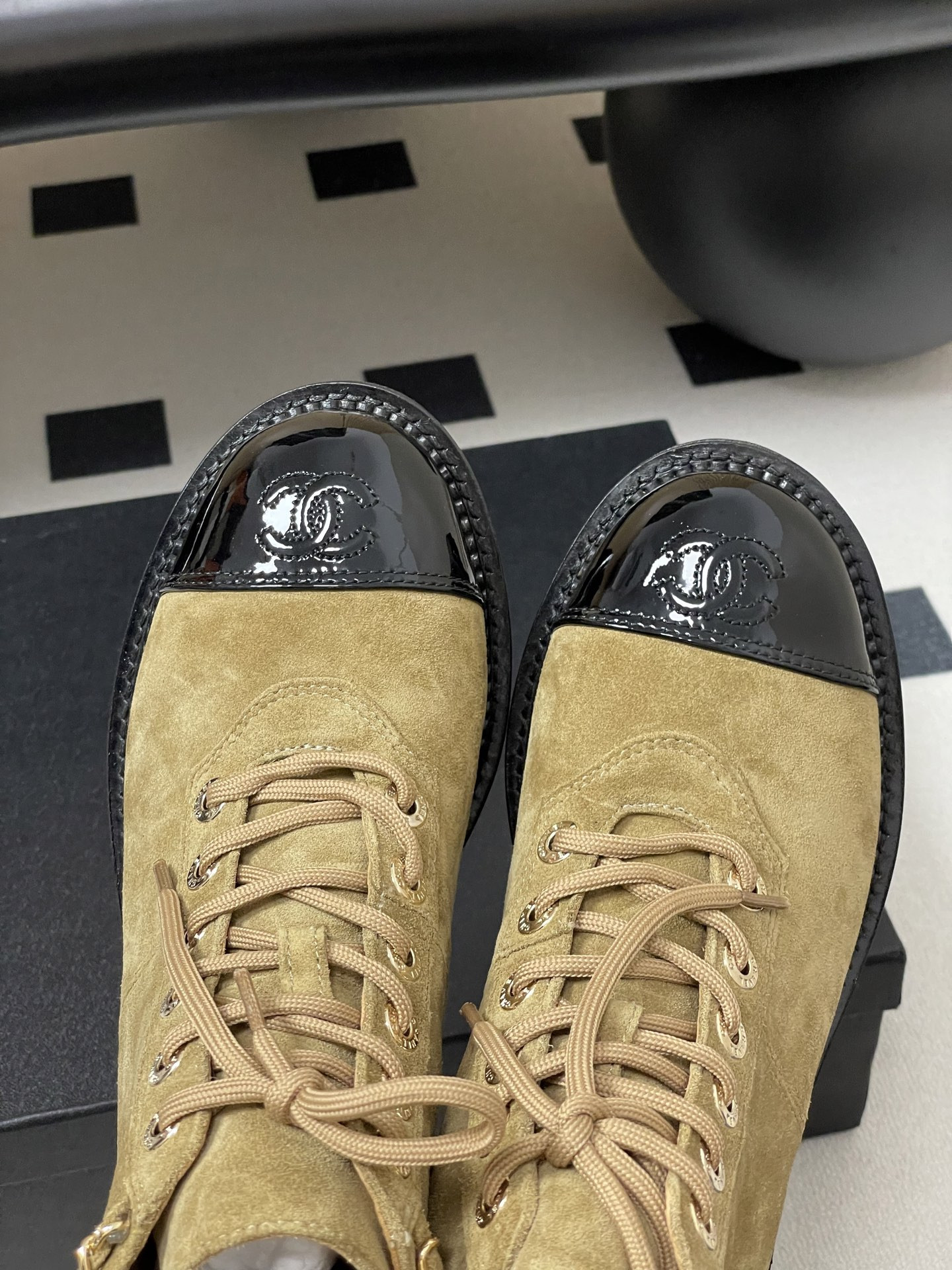 ua Ch*el boots