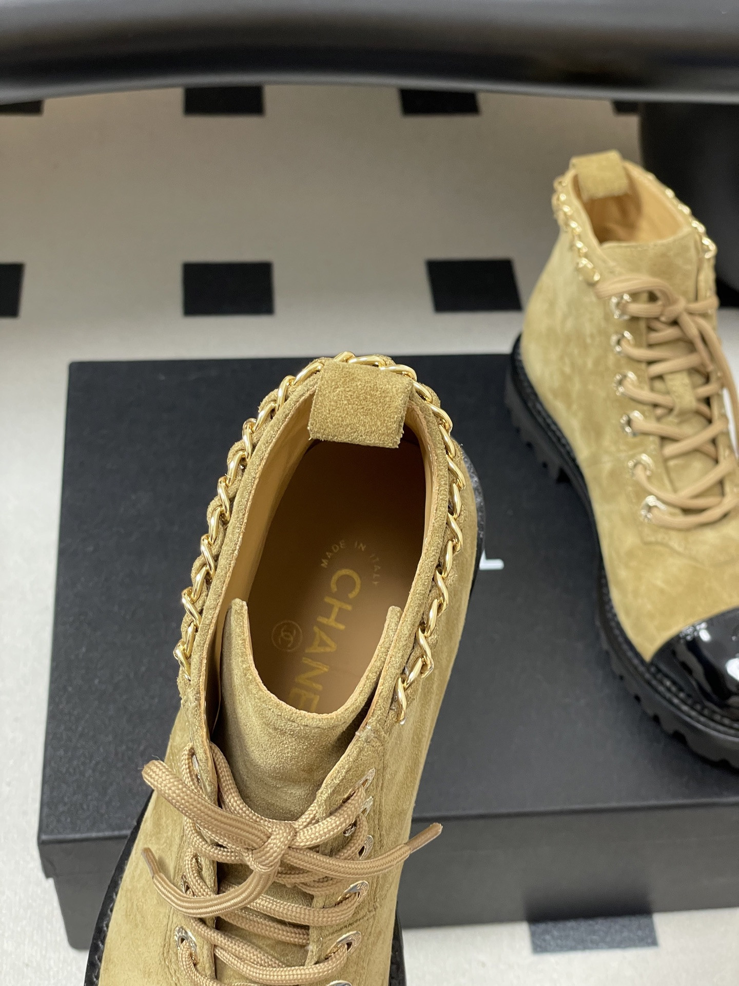 ua Ch*el boots