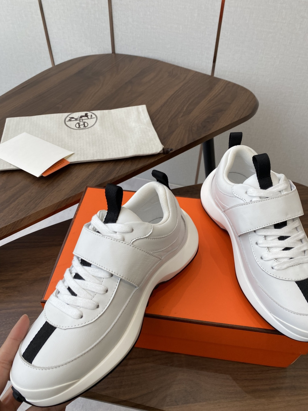 ua H**mes loop sneaker
