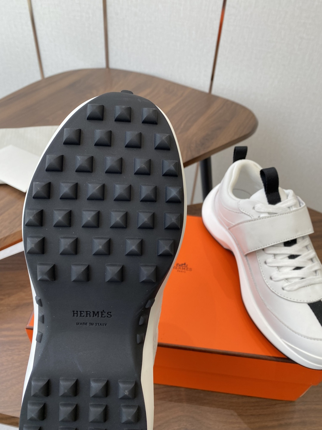 ua H**mes loop sneaker