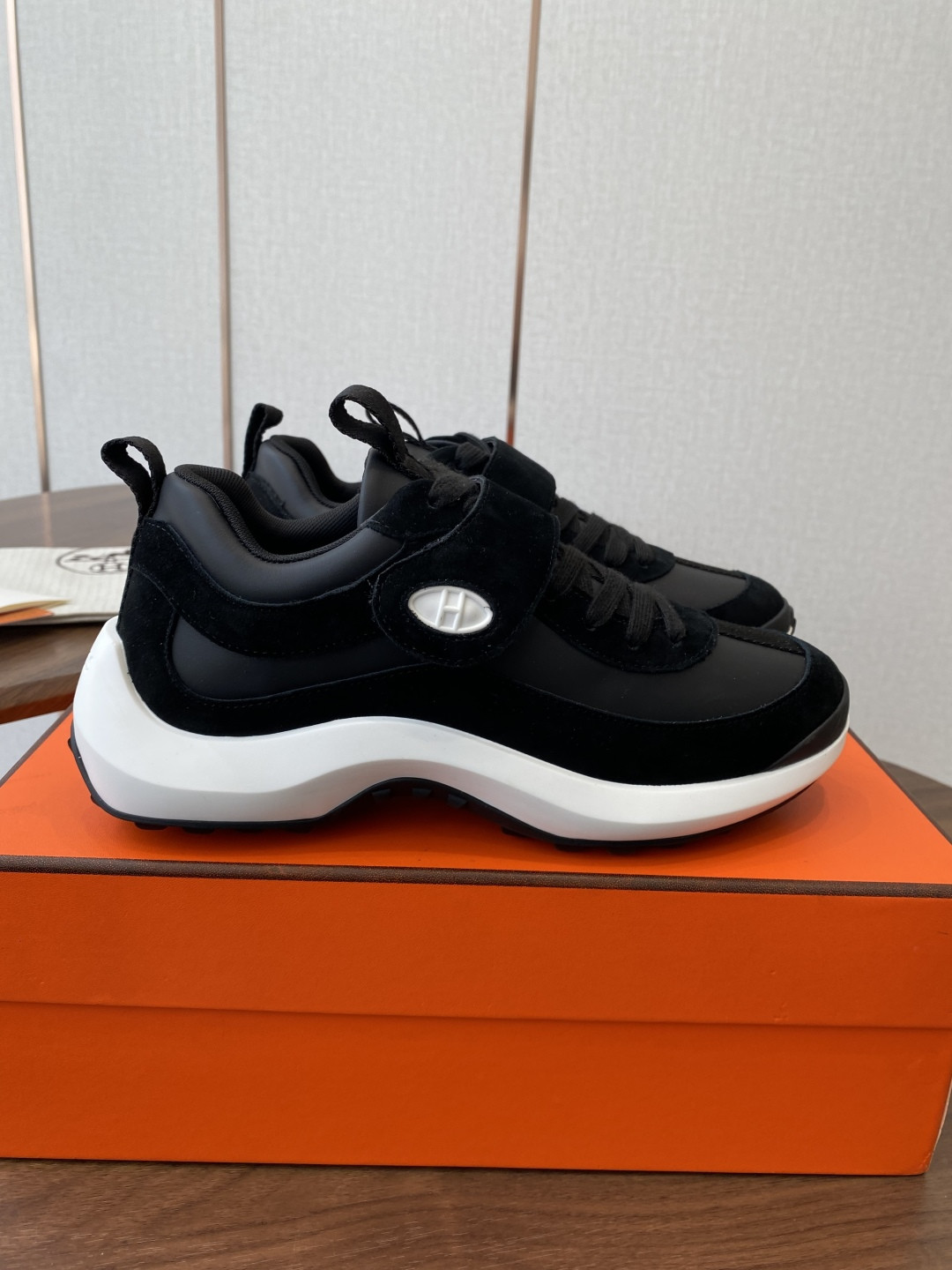 ua H**mes loop sneaker