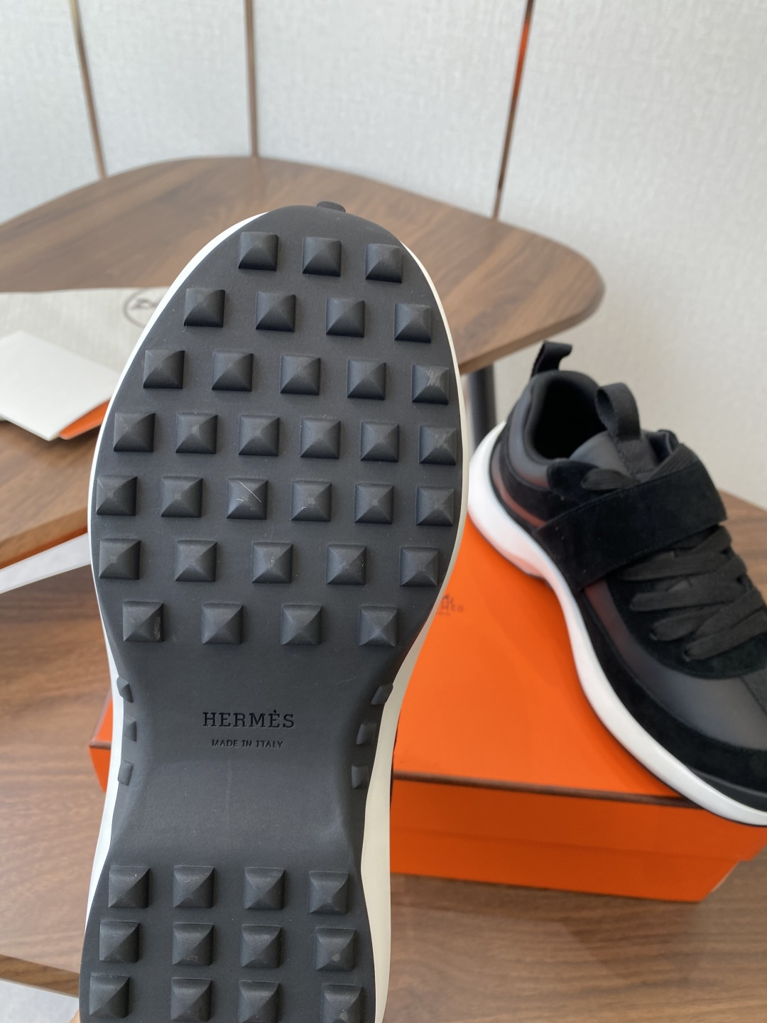 ua H**mes loop sneaker