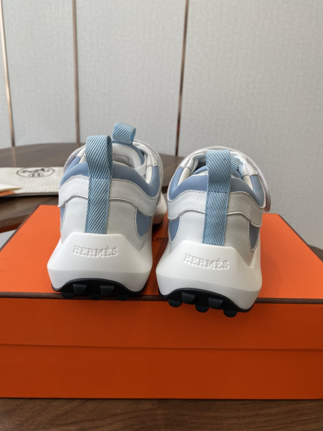 ua H**mes loop sneaker