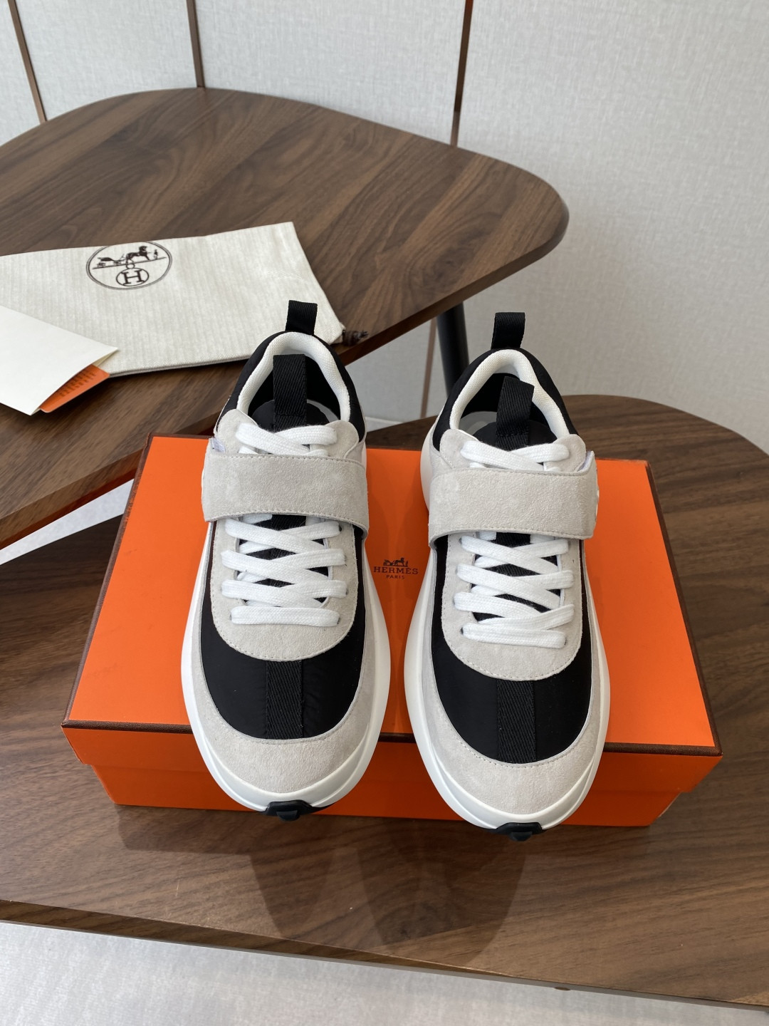 ua H**mes loop sneaker