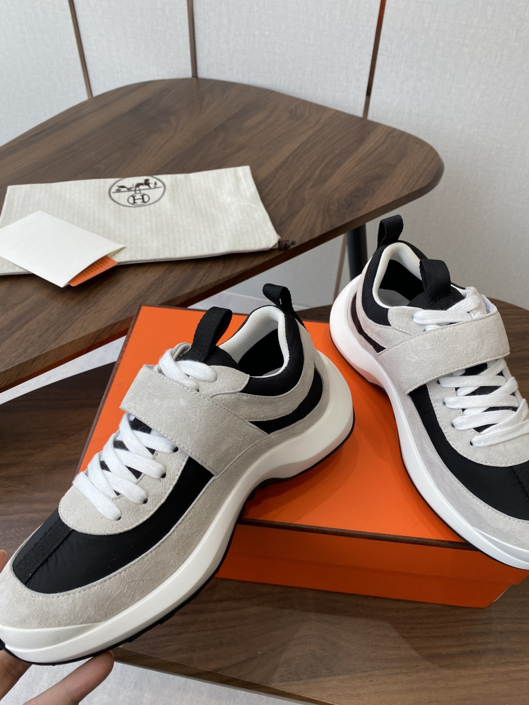 ua H**mes loop sneaker