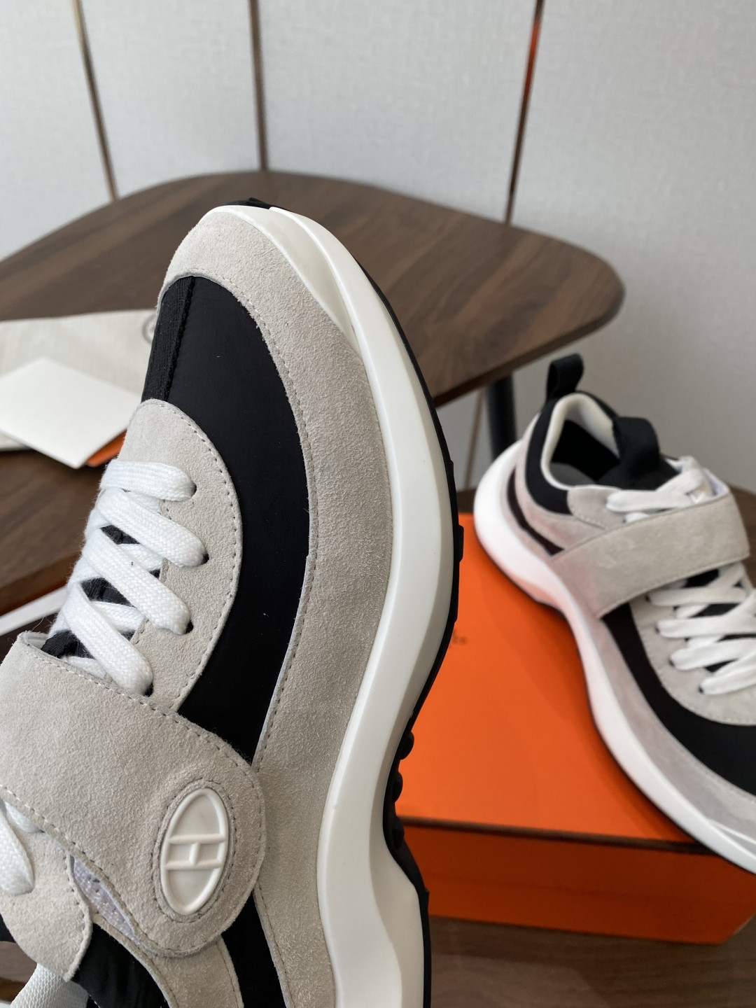 ua H**mes loop sneaker