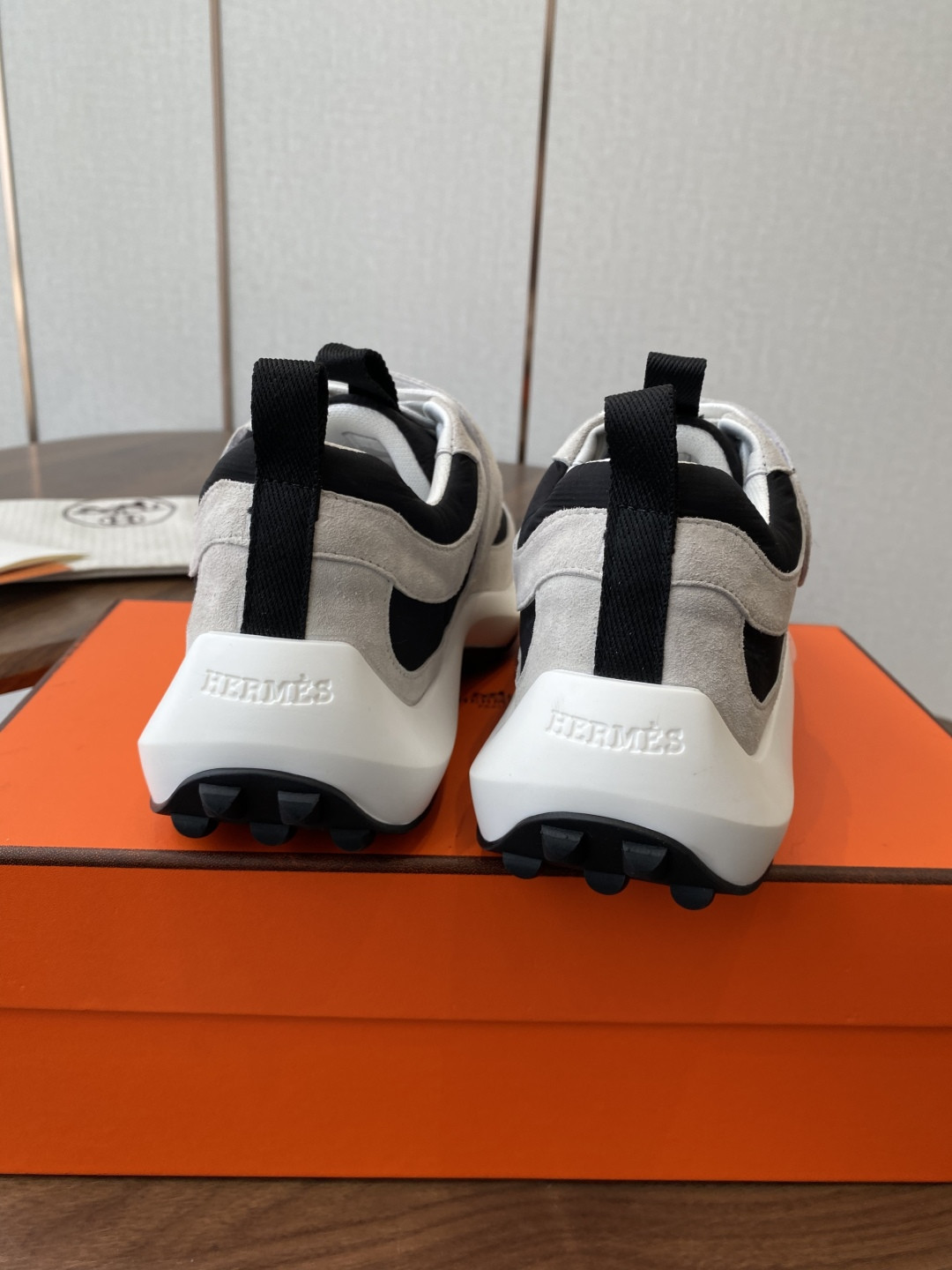 ua H**mes loop sneaker