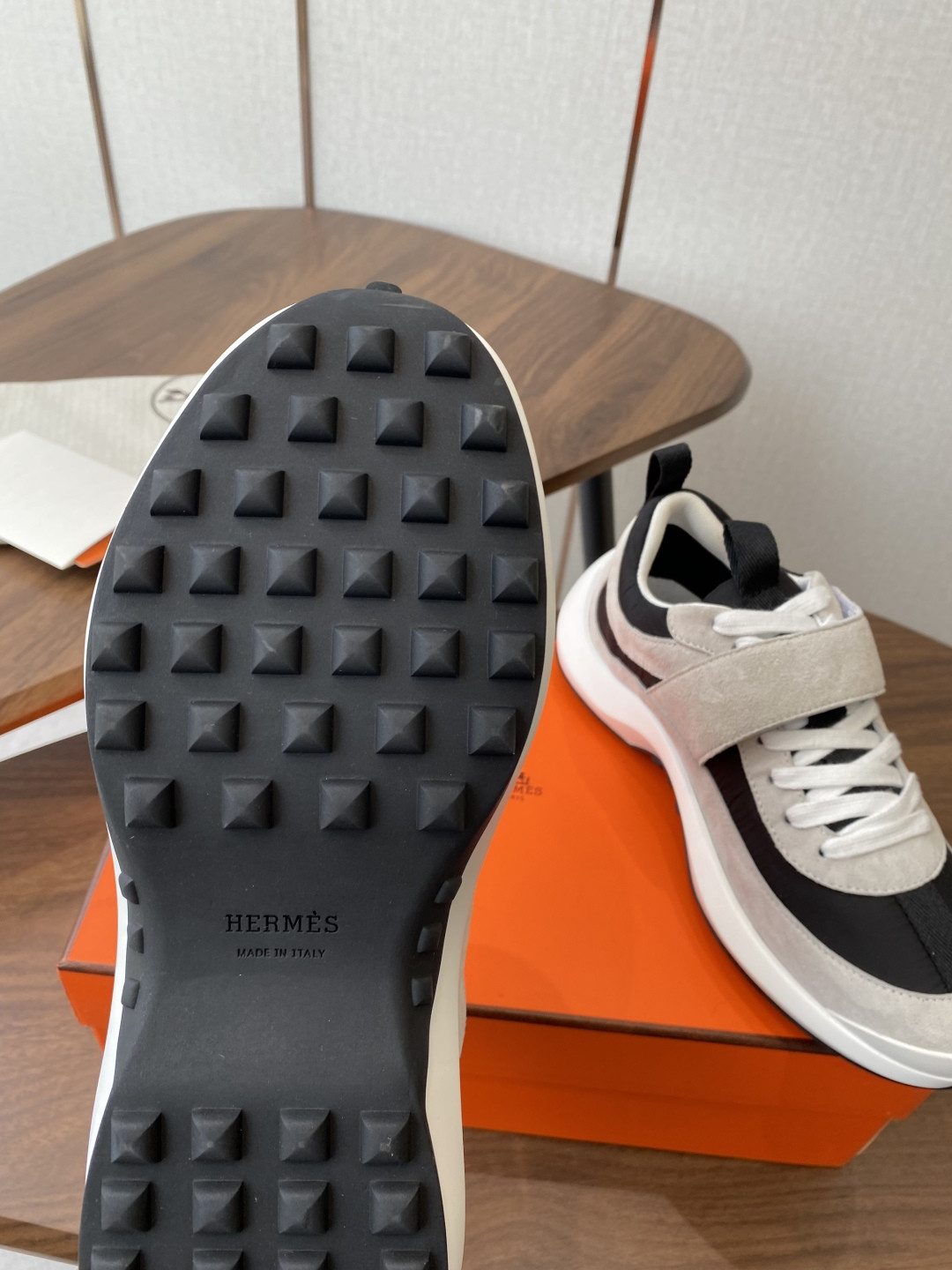 ua H**mes loop sneaker
