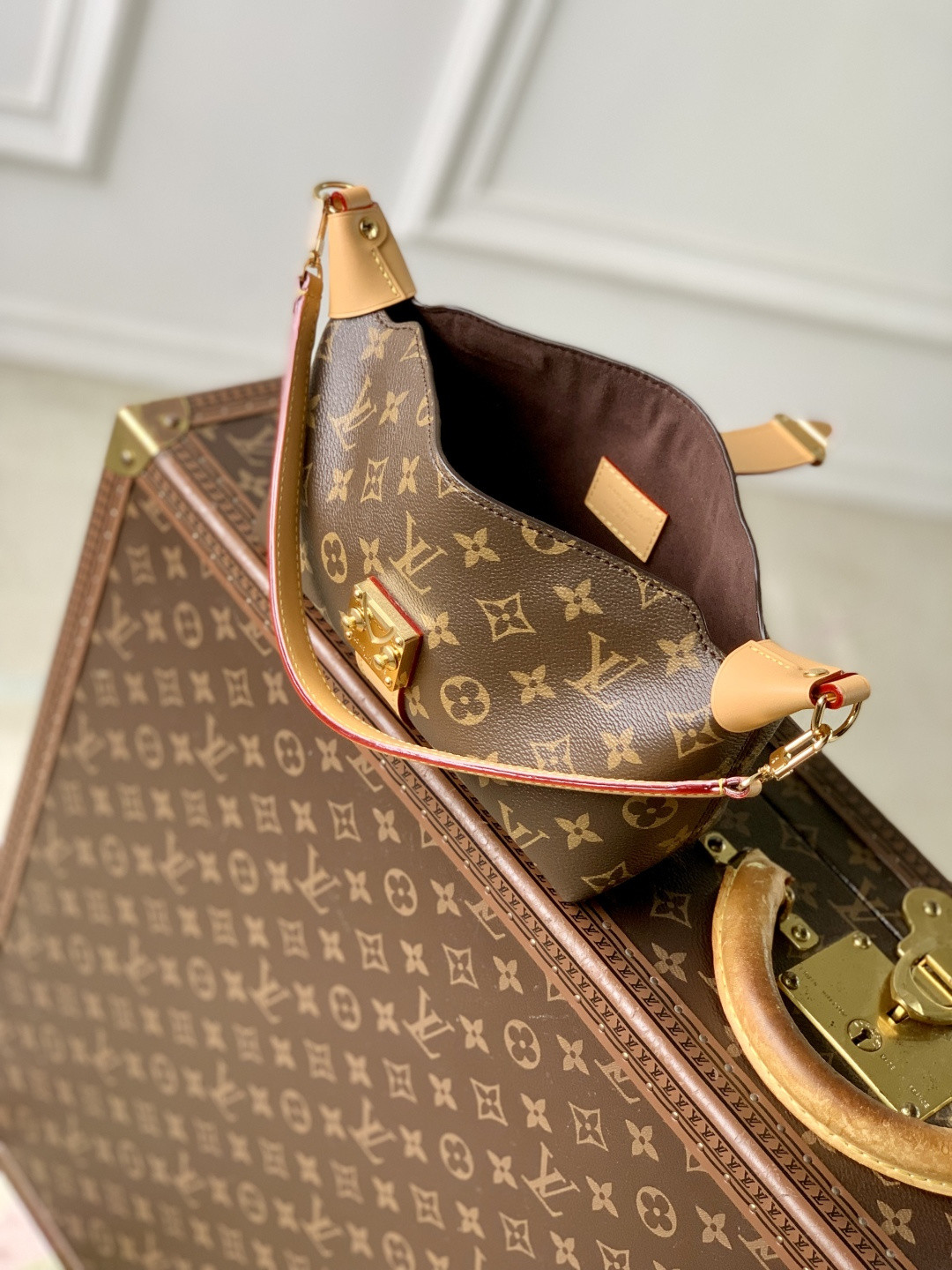 LV Pochette Mia M26191 22x14.5x8cm