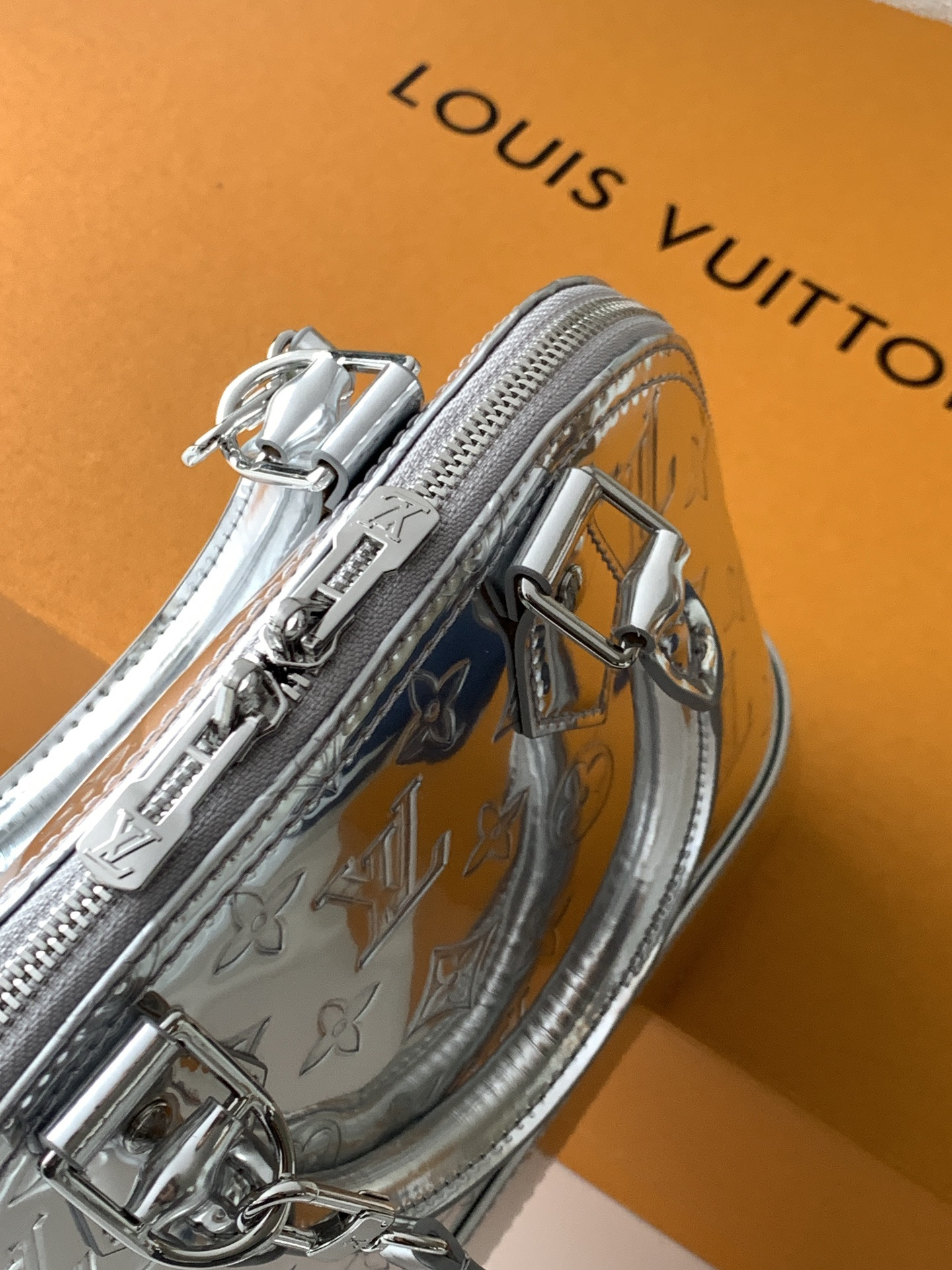 LV Alma BB M26335 23.5x17.5x11.5cm