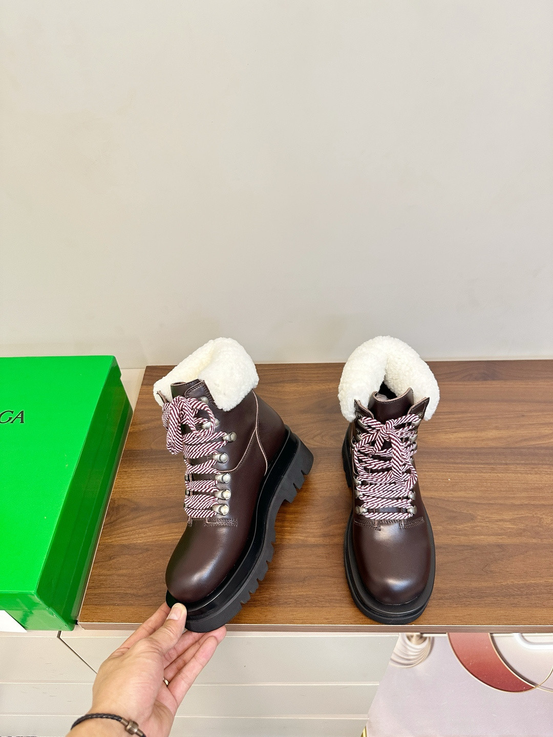ua bo*te*ga Ve*ne*ta lug hiking ankle boot