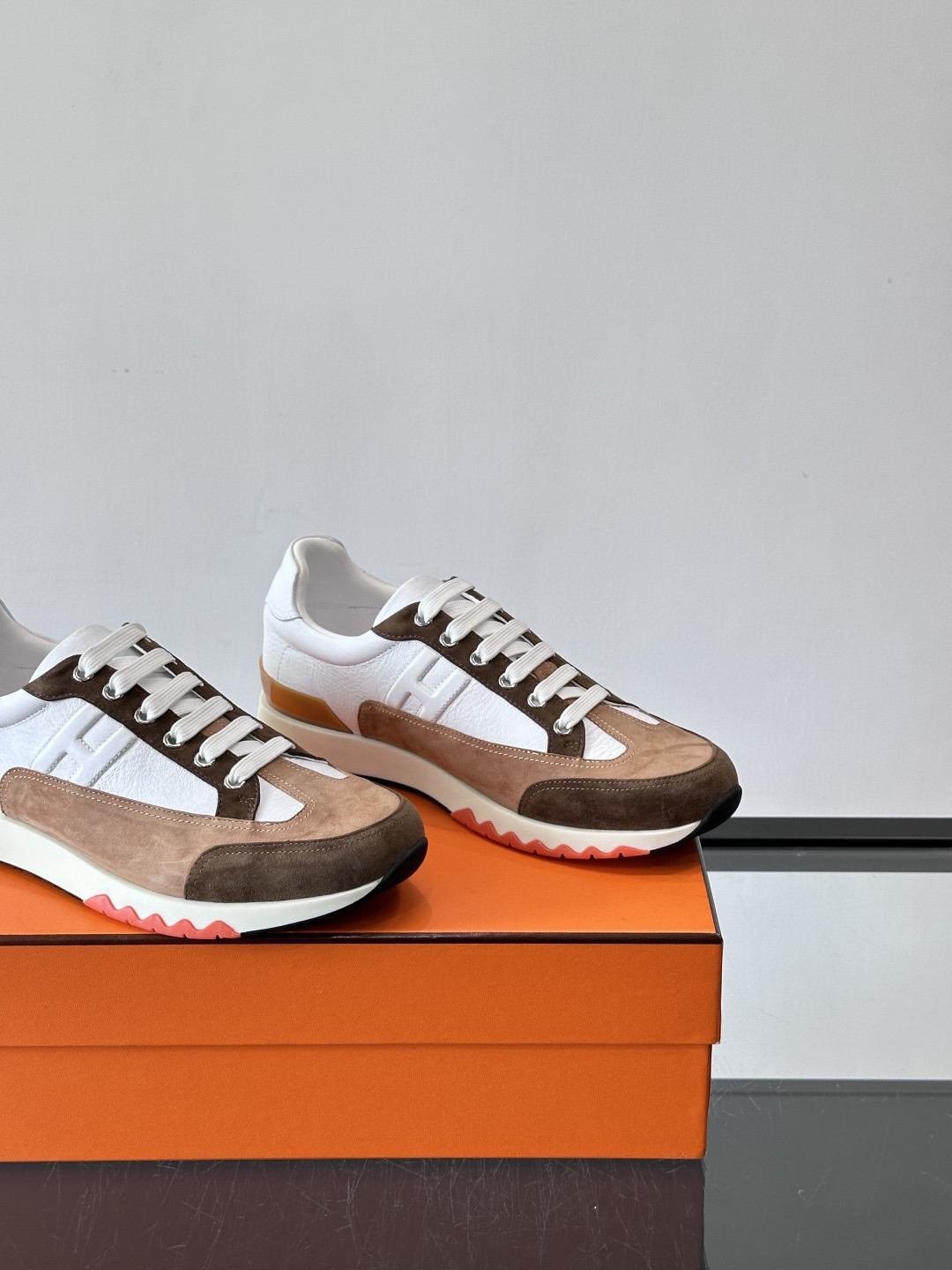 ua H**mes sneakers trail