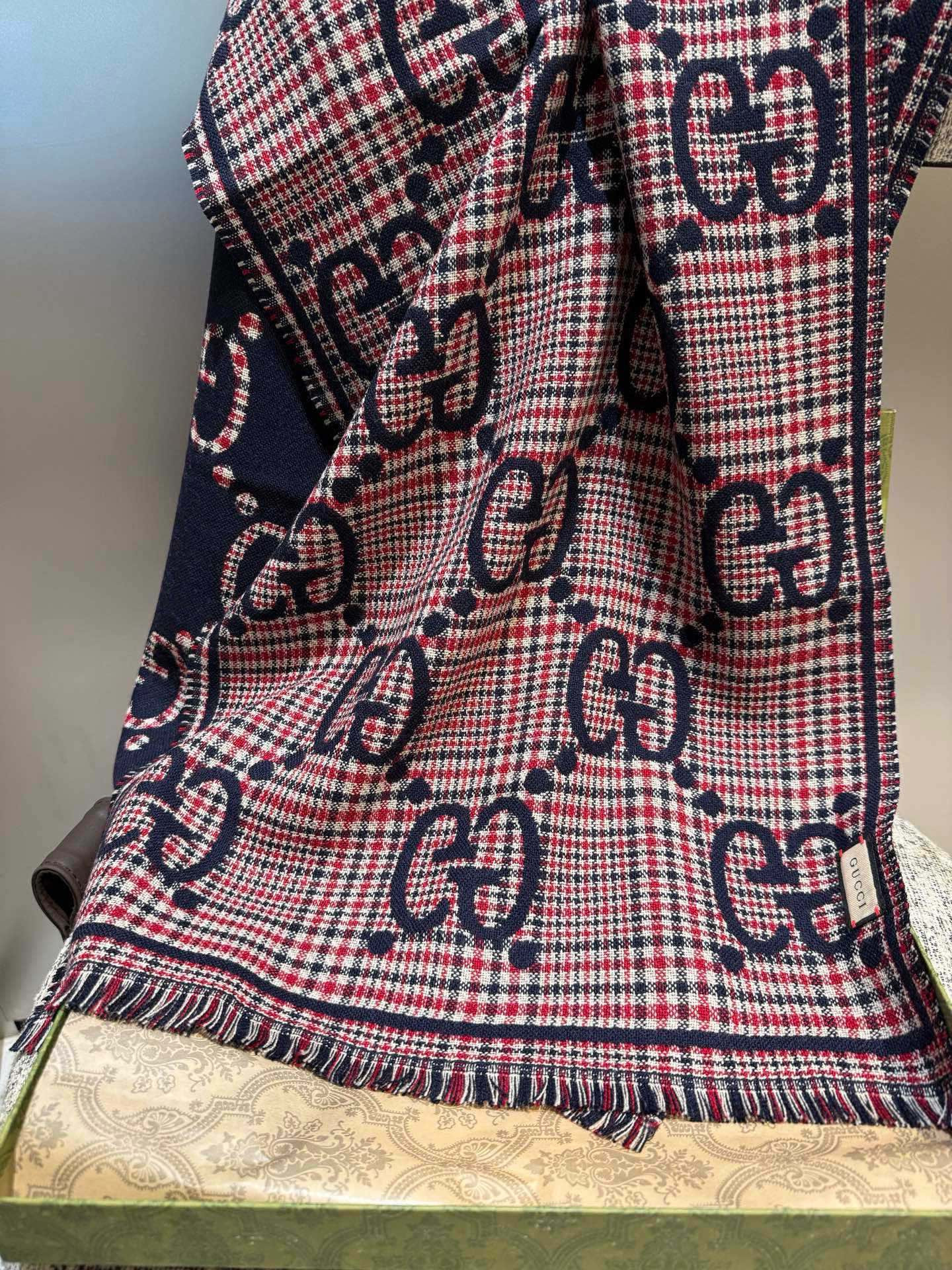 G*u*i scarf 47x180cm