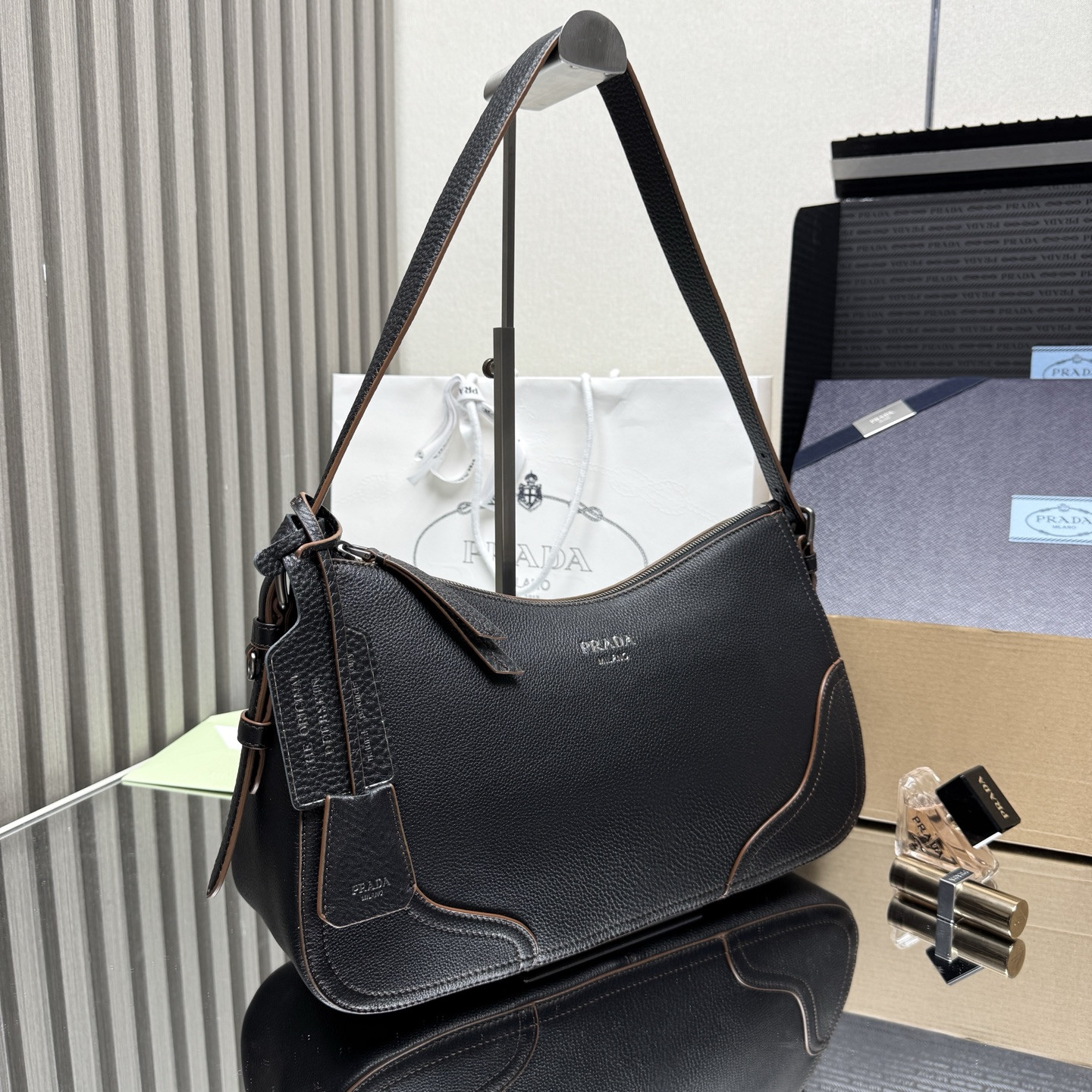 Pra*a aimèe large leather shoulder bag 20x36x11cm