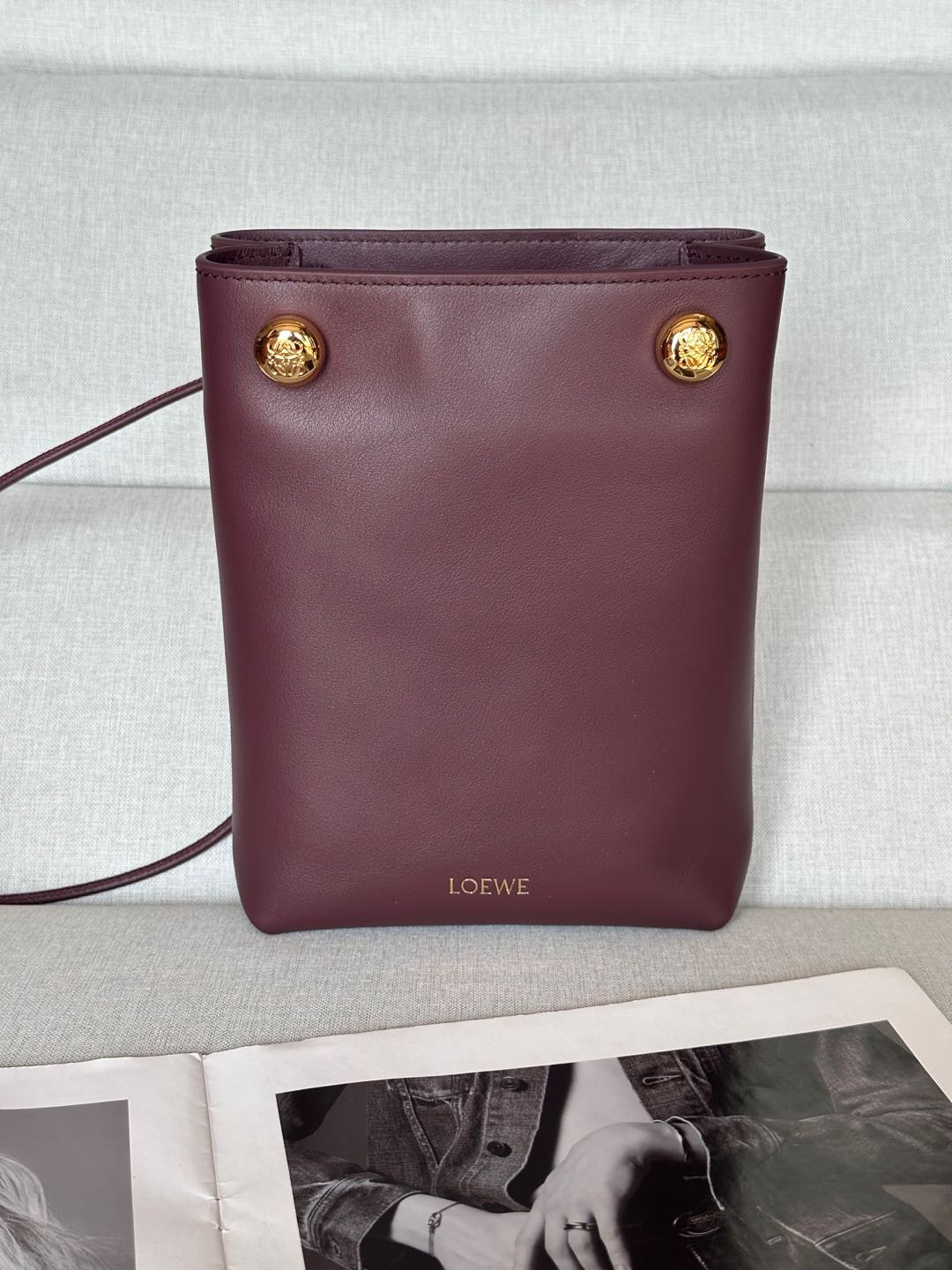 L0ew* pebble pouch in smooth calfskin 21.5x17x7cm
