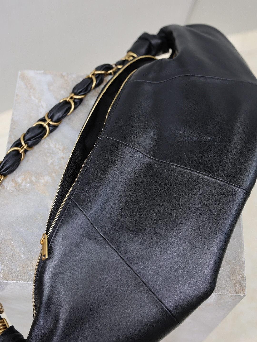 Y*L amalia hobo in lambskin 23-62x28x4cm
