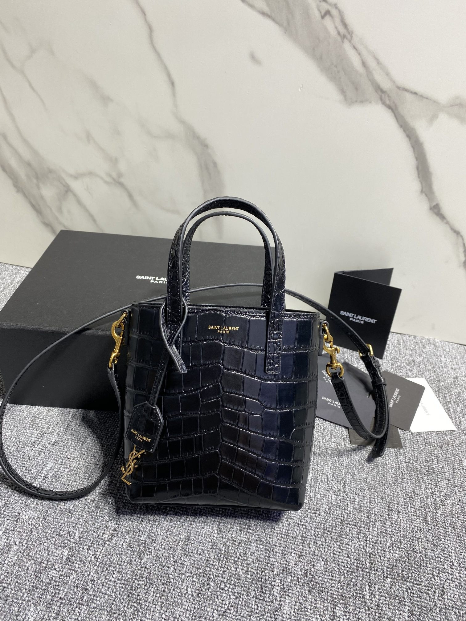 y*l mini toy shopping Sa**t Lau*nt in crocodile-embossed leather 18x17x8cm