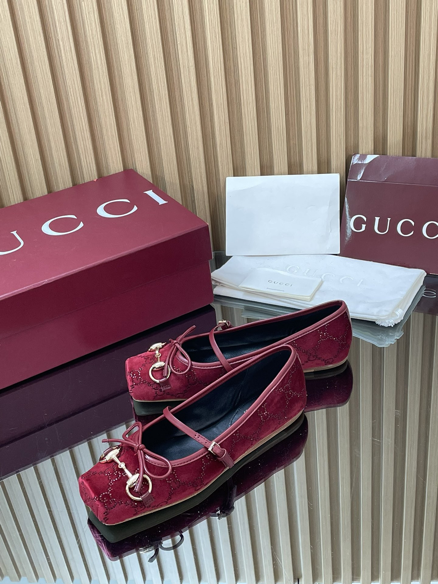 ua G*u*i horsebit ballet flat