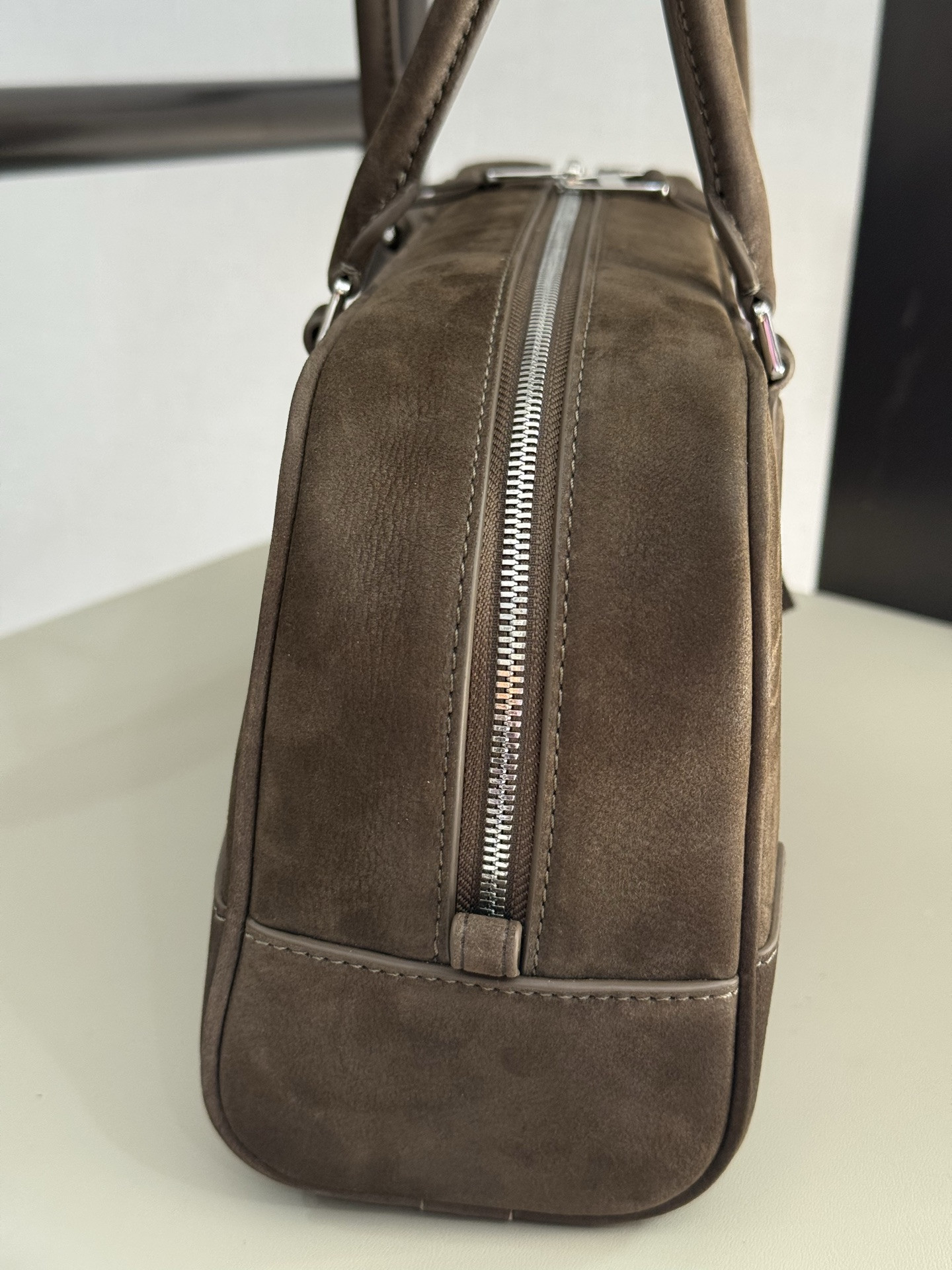 L0ew* amazona 31 cropped bag in grained nubuck 15x30.5x9cm