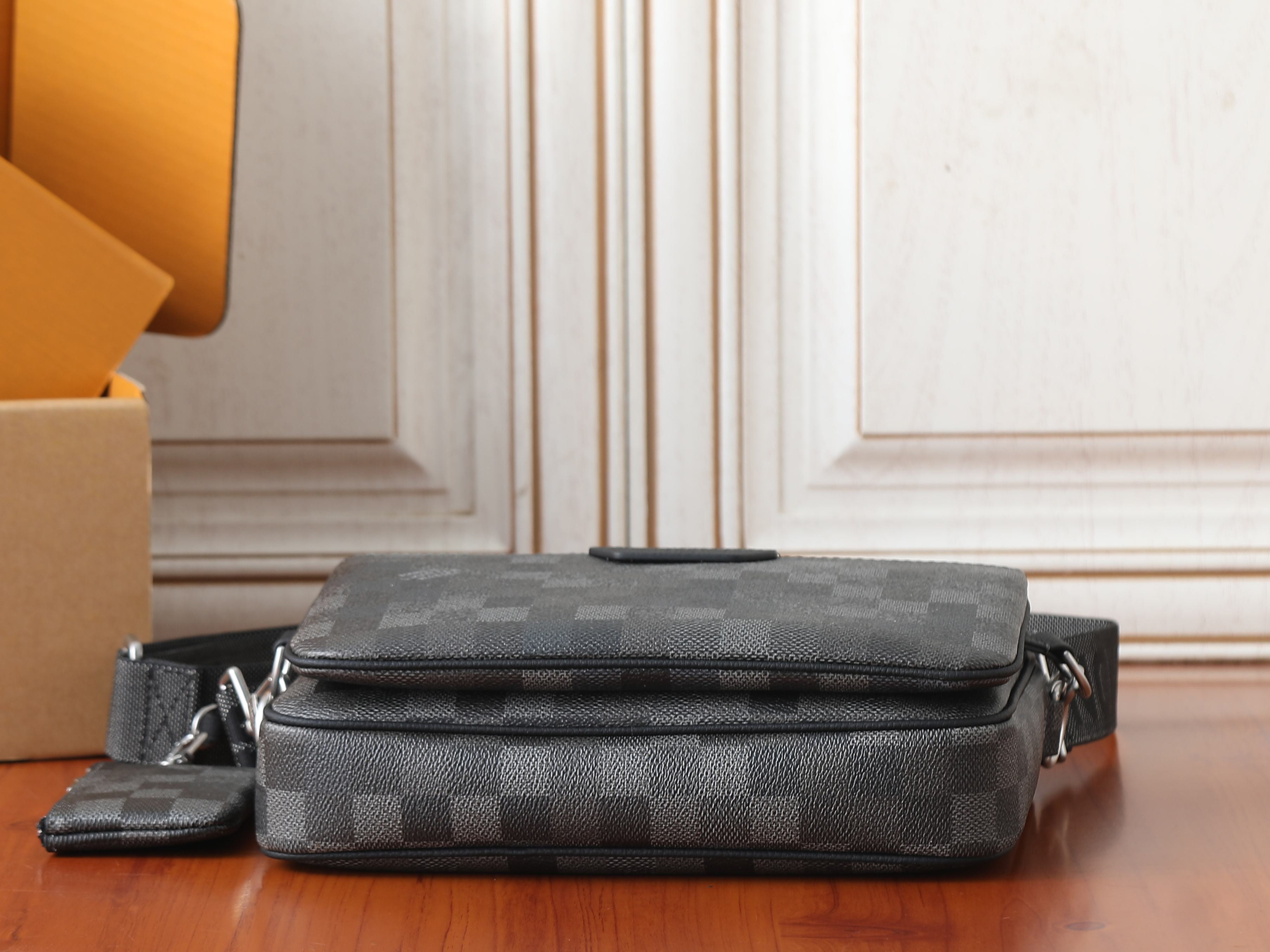 LV Trio Messenger Bag M28602 25x18.5x7cm