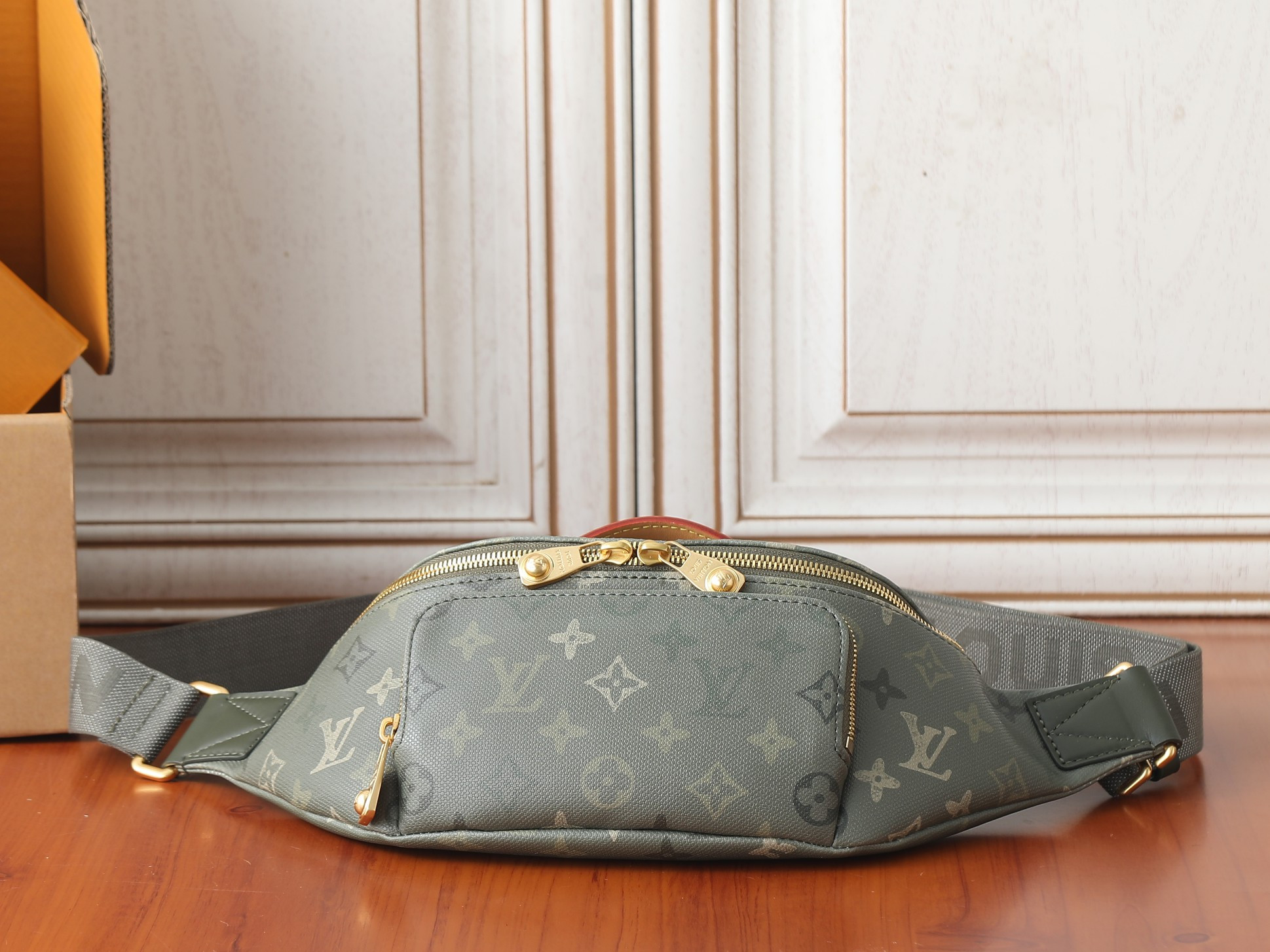 LV Rush Bumbag M26933 30x15x8cm