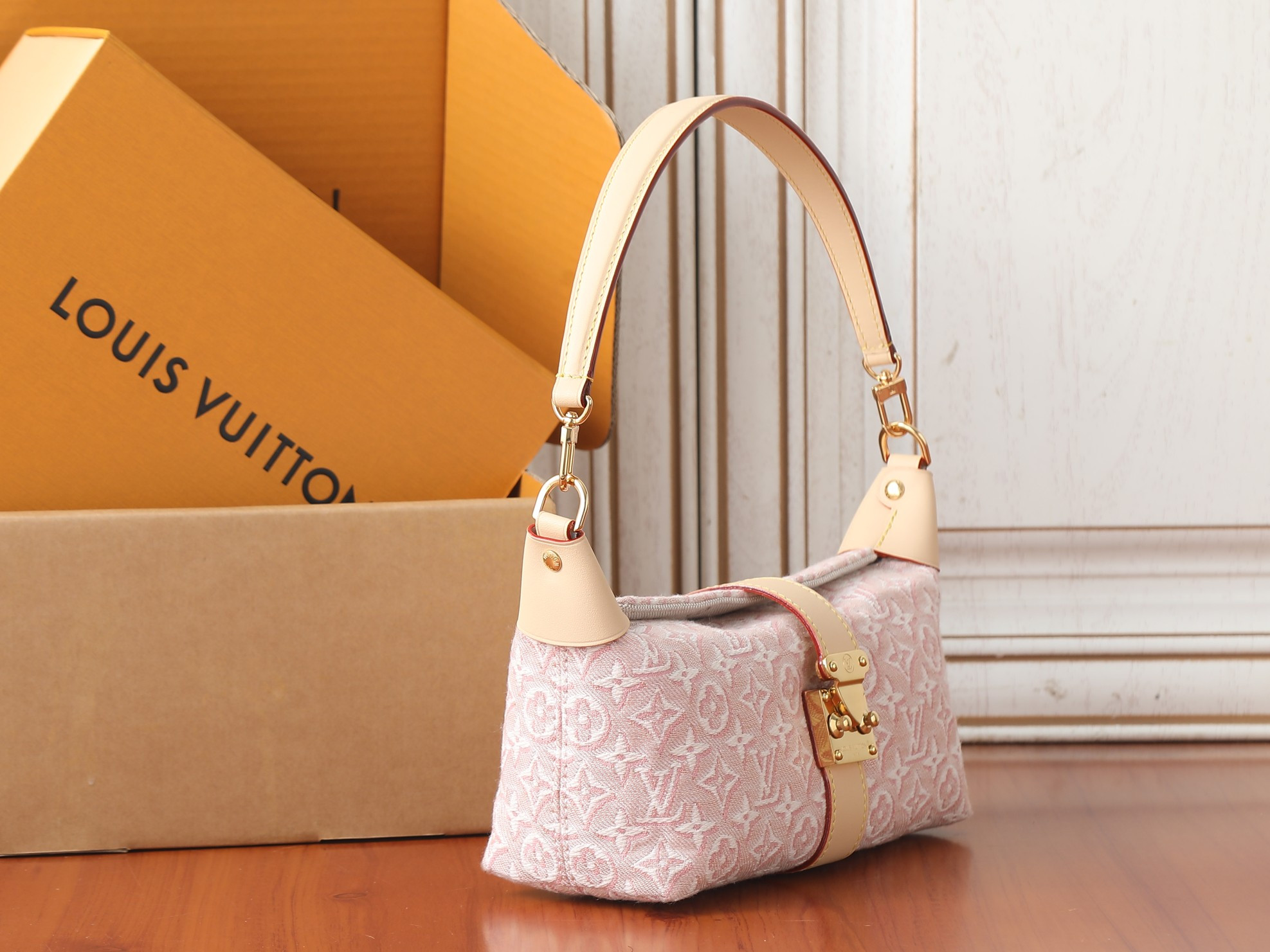 LV Pochette Mia M2A382 22x14.5x8cm