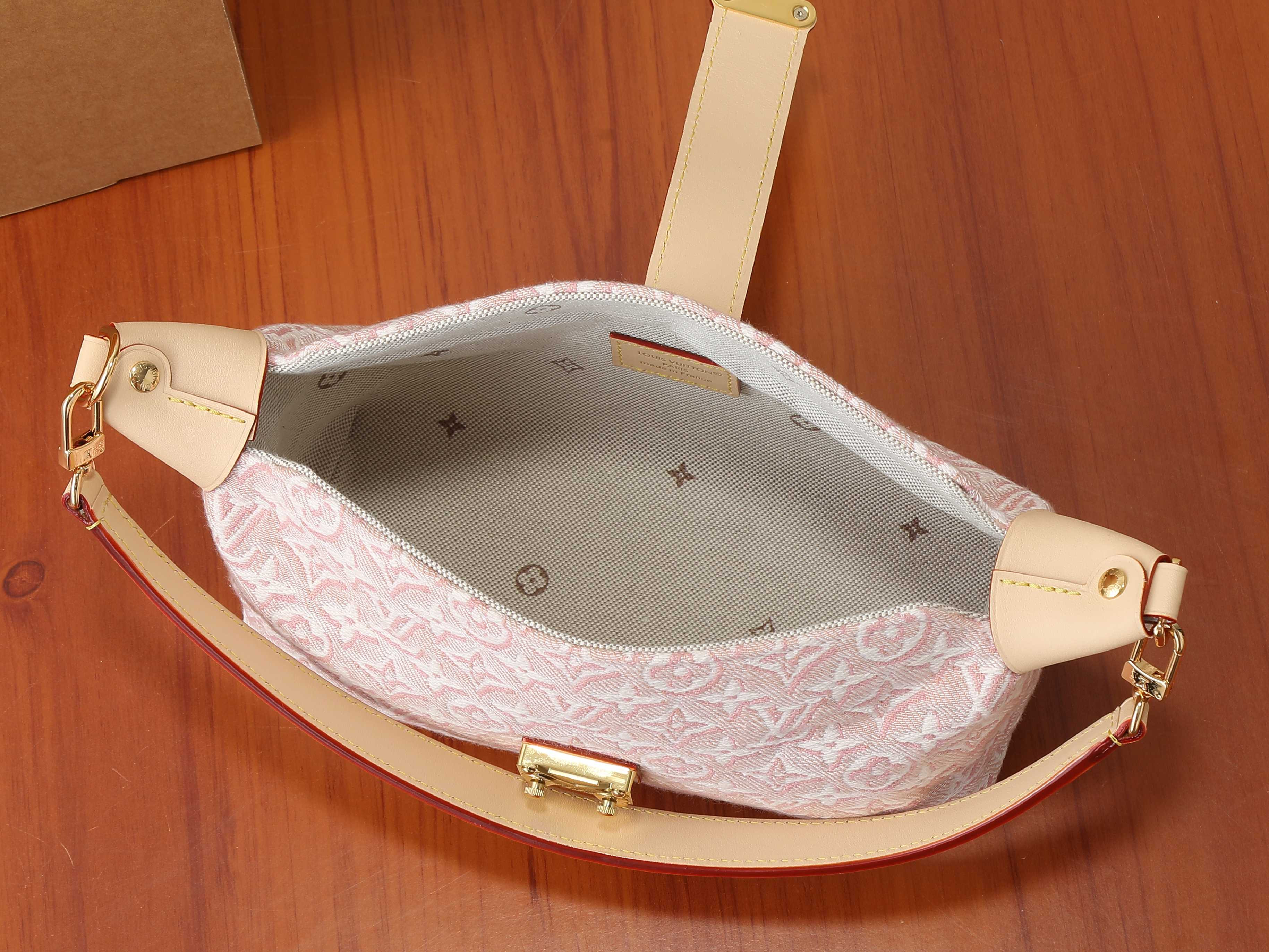 LV Pochette Mia M2A382 22x14.5x8cm