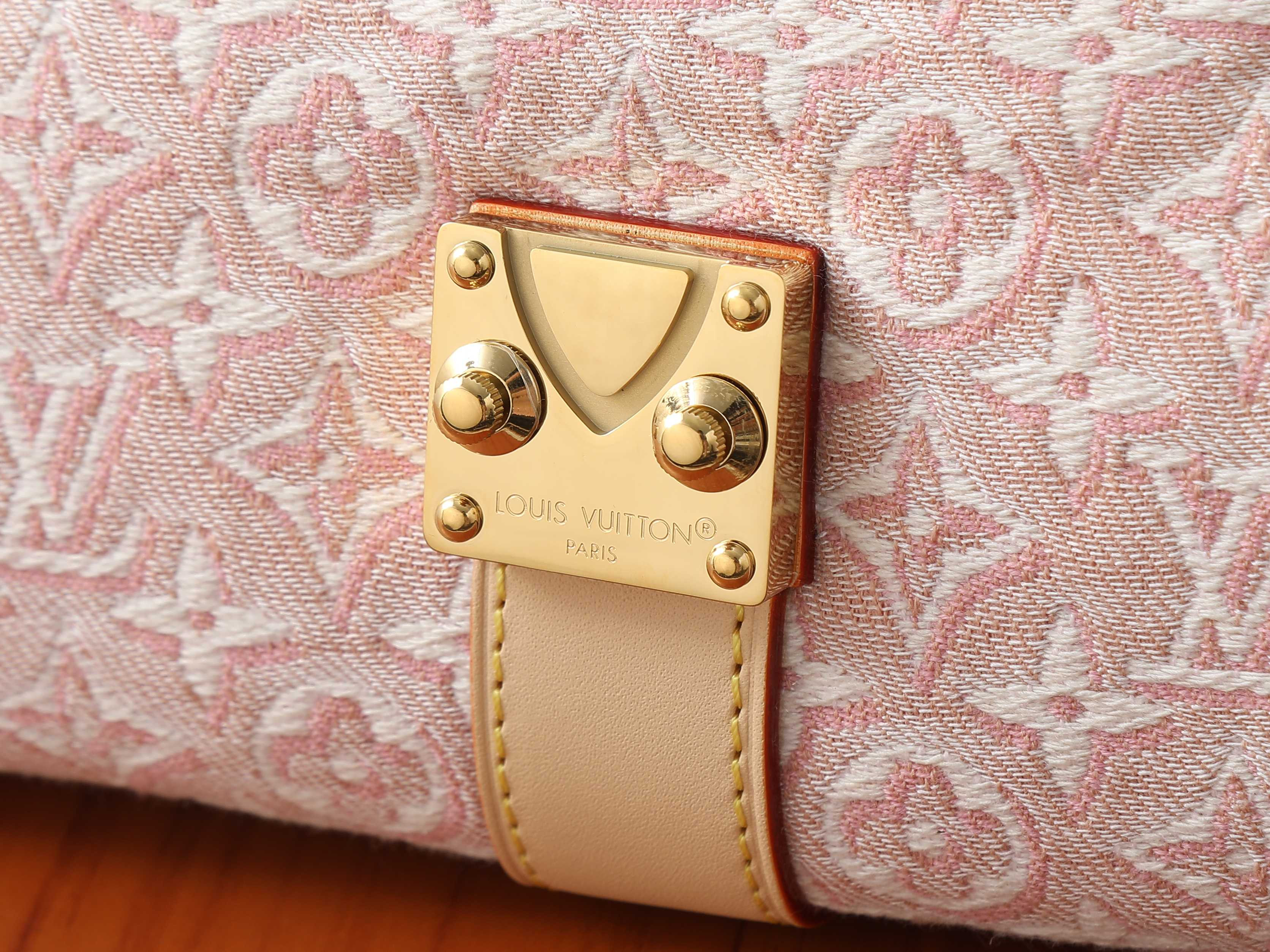 LV Pochette Mia M2A382 22x14.5x8cm