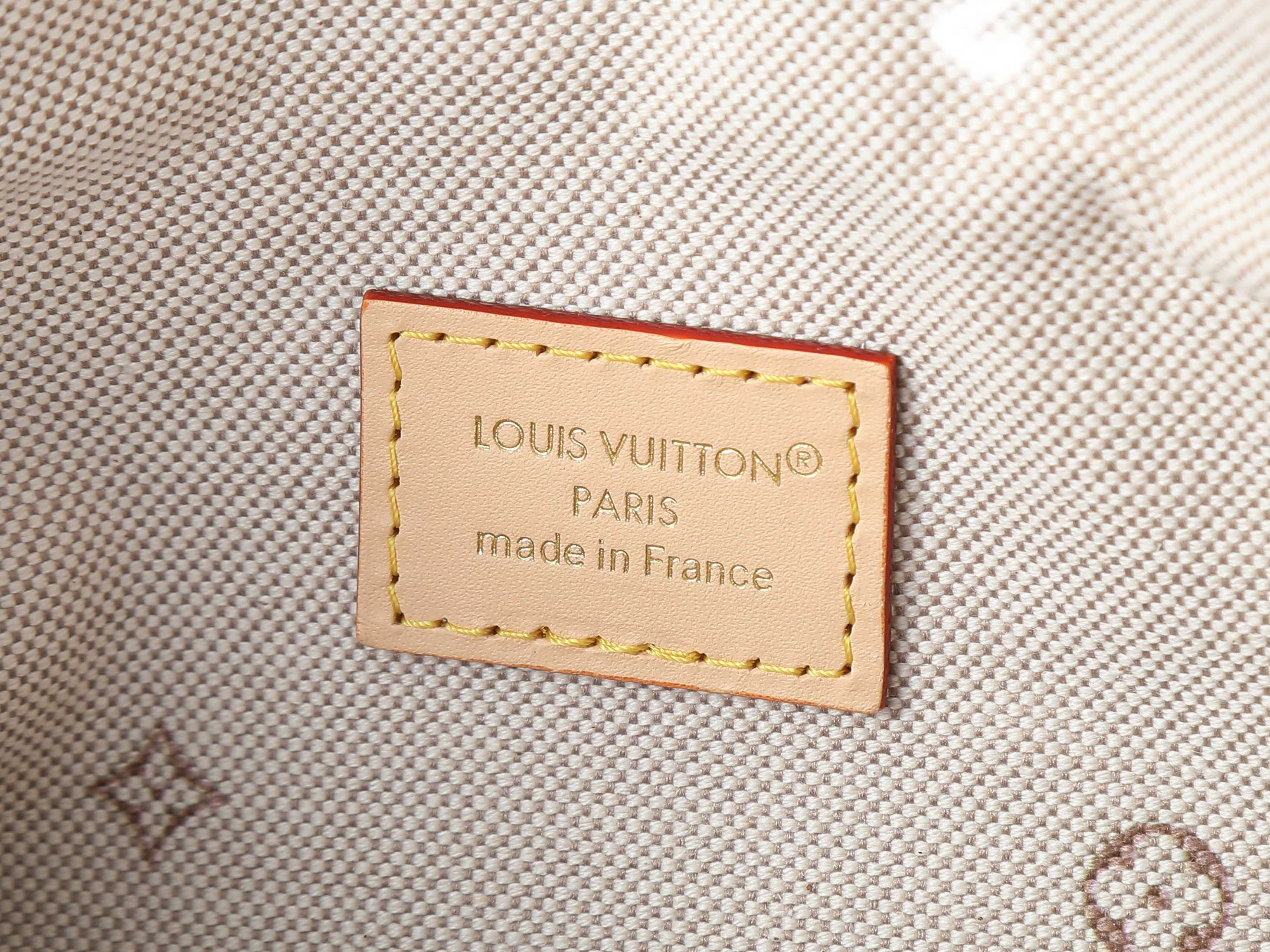 LV Pochette Mia M2A382 22x14.5x8cm