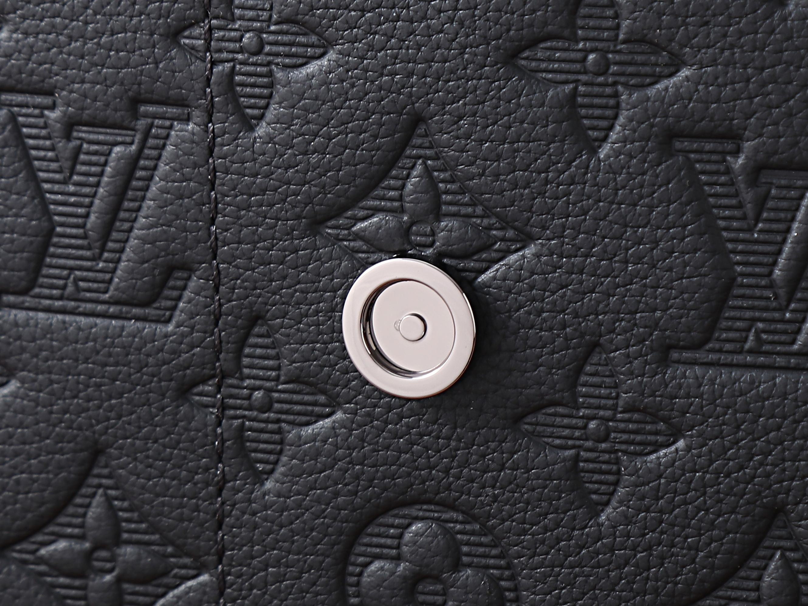 LV Courrier messenger bag M28781 37x27x12cm