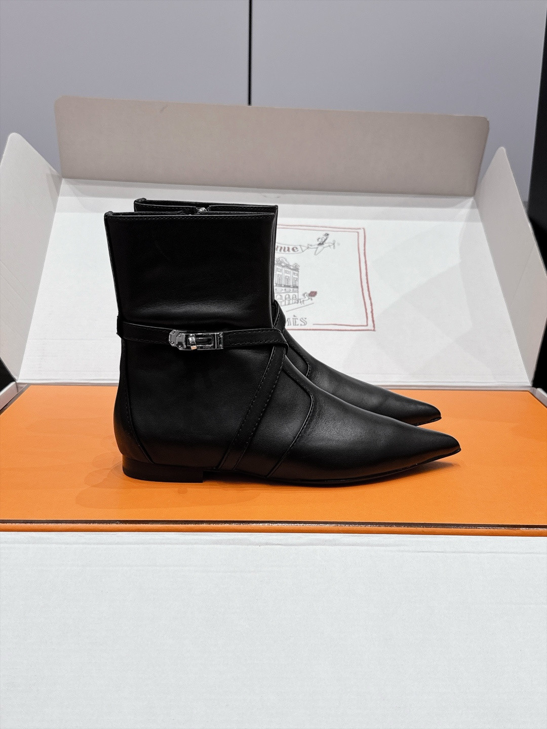 ua H**mes nice ankle boot