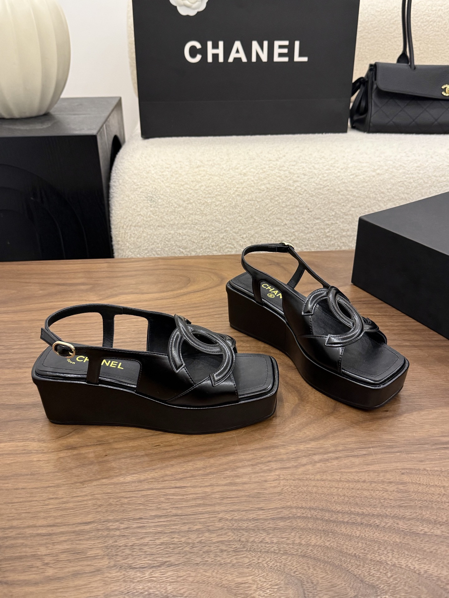 ua Ch*el sandals 5cm heel