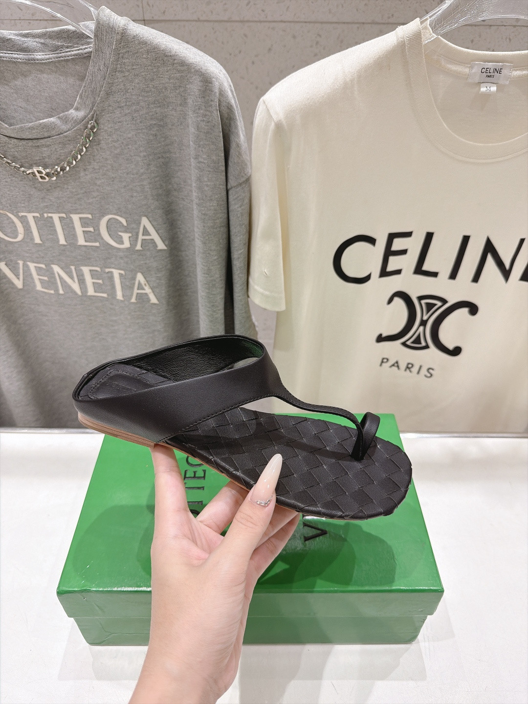 ua bo*te*ga Ve*ne*ta livia flat thong