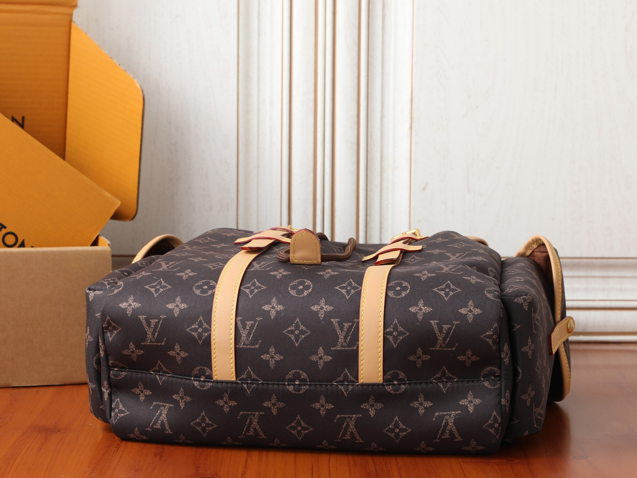 LV Christopher East West MM Silk Tech M2A423 51 x 44 x 26 cm