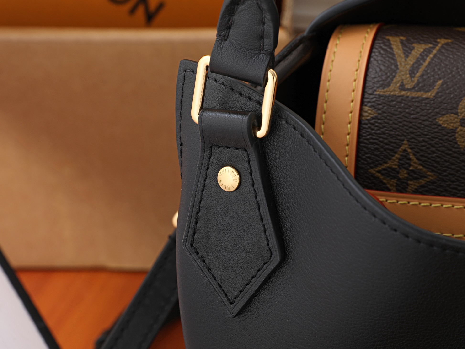 LV Speedpocket Bag M3A221 26 x 19 x 16 cm