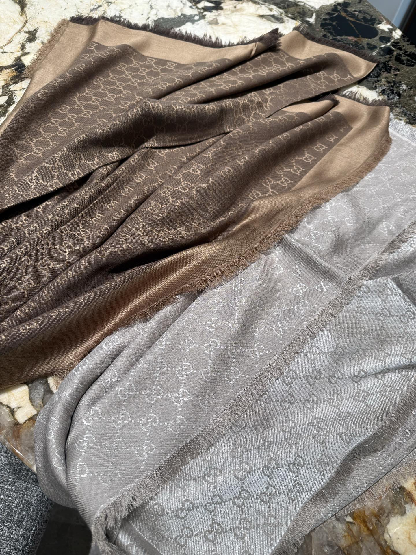 G*u*i scarf 140x140cm