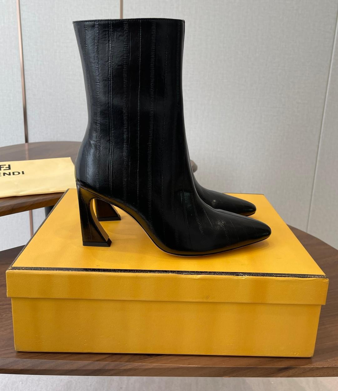 ua F**di arco boots